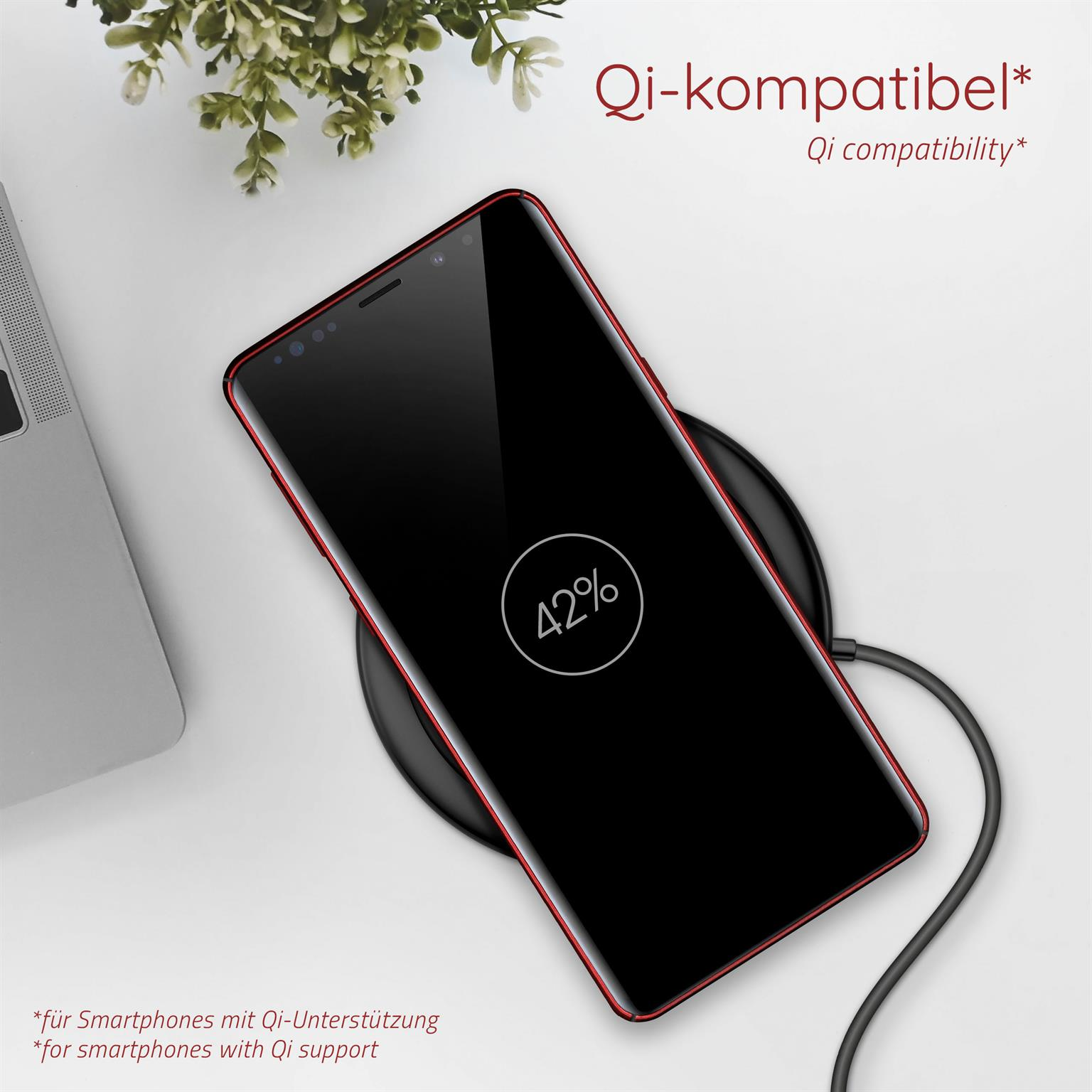 Ein Telefon, das kabellos geladen wird. Der Bildschirm zeigt 42 % Akku an. Der Hintergrund ist ein weißer Schreibtisch.