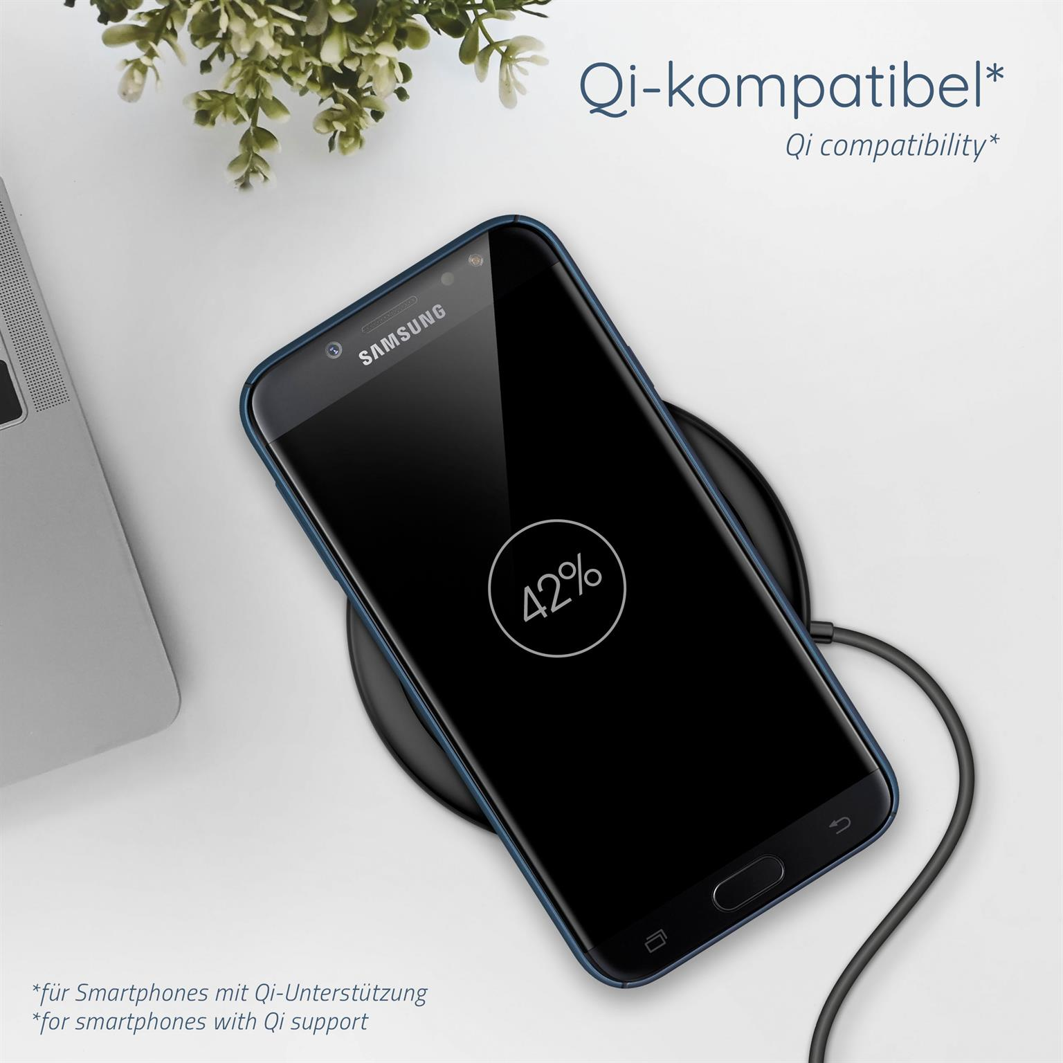 Telefon wird auf einem schwarzen kabellosen Ladegerät aufgeladen. Das Telefon zeigt 42 % Akku an.