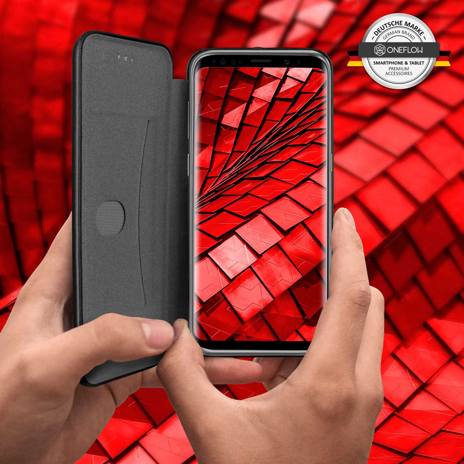 Telefon in Hülle, von Händen gehalten. Roter Musterhintergrund. Text: Premium Case und deutsche Marke.
