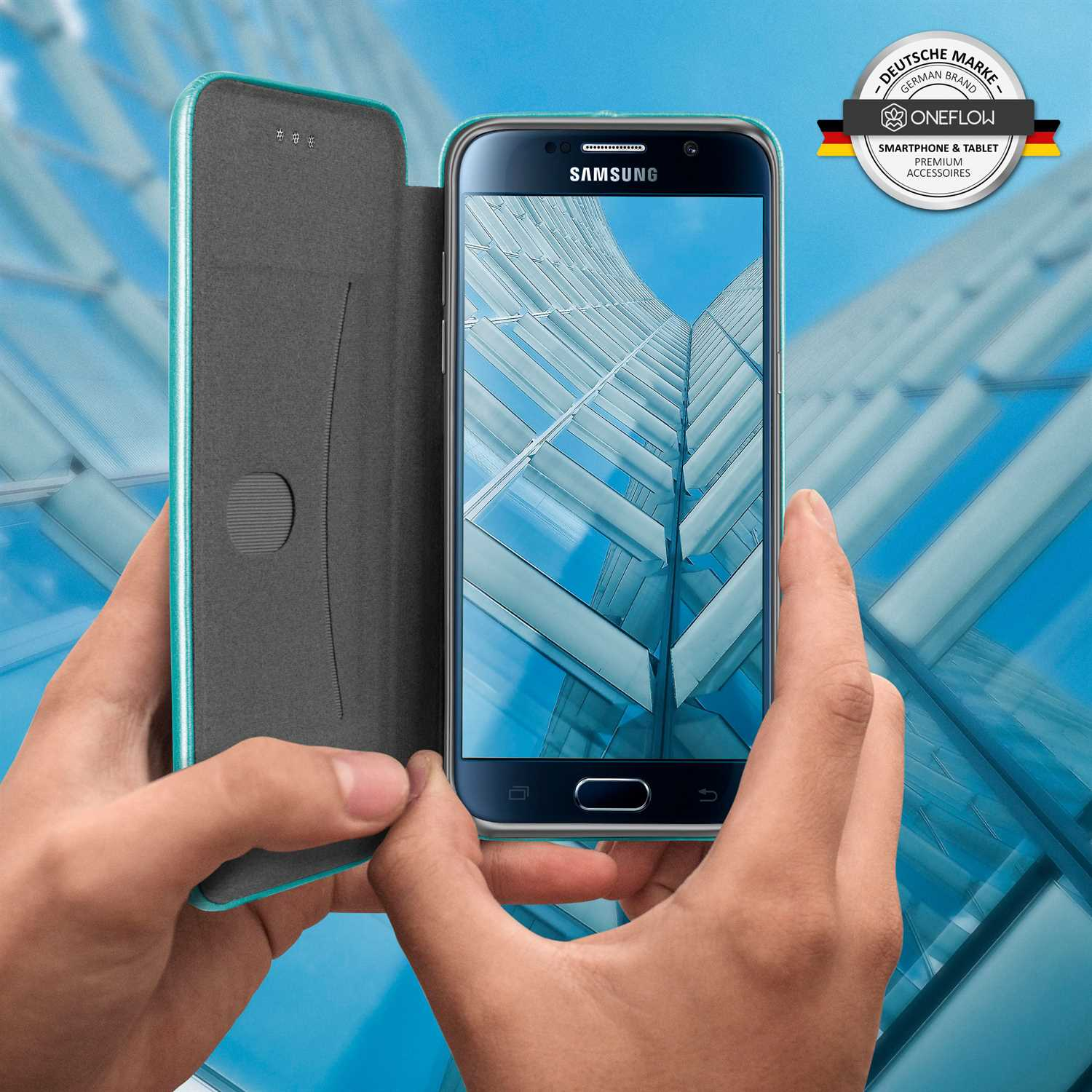 Hände halten ein Telefon in einer offenen Hülle, mit einem blauen Gebäude im Hintergrund.