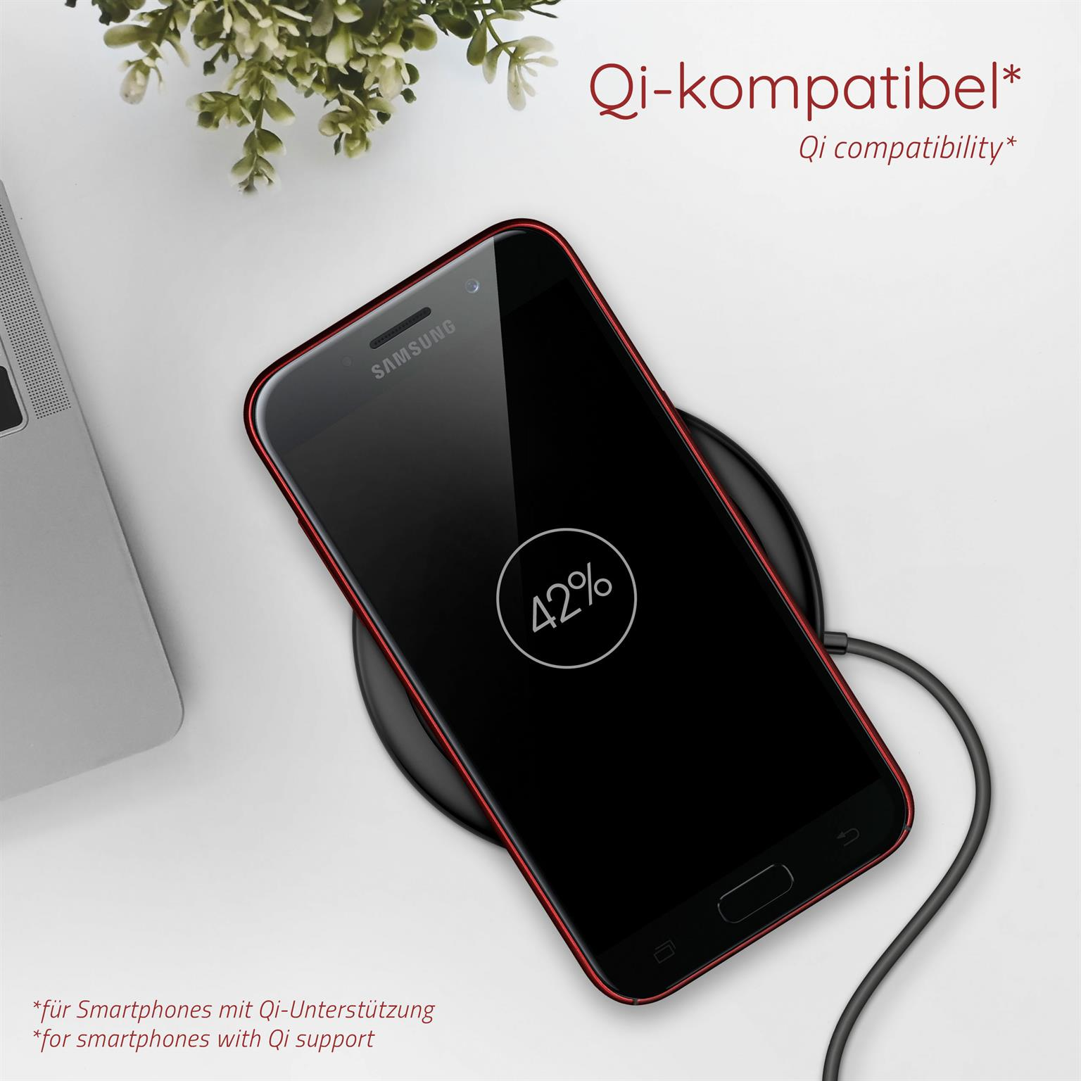 Ein schwarzes Telefon, das auf einem kabellosen Ladegerät lädt, mit 42 % auf dem Bildschirm.