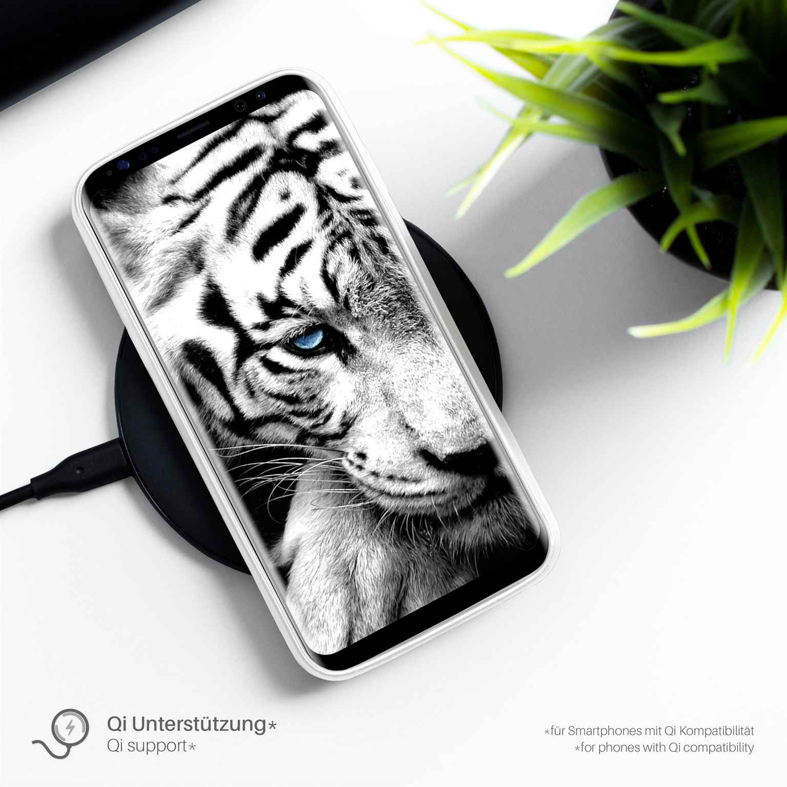 Telefon auf kabellosem Ladegerät mit Weißtigerbild auf dem Bildschirm. Weißer Hintergrund.