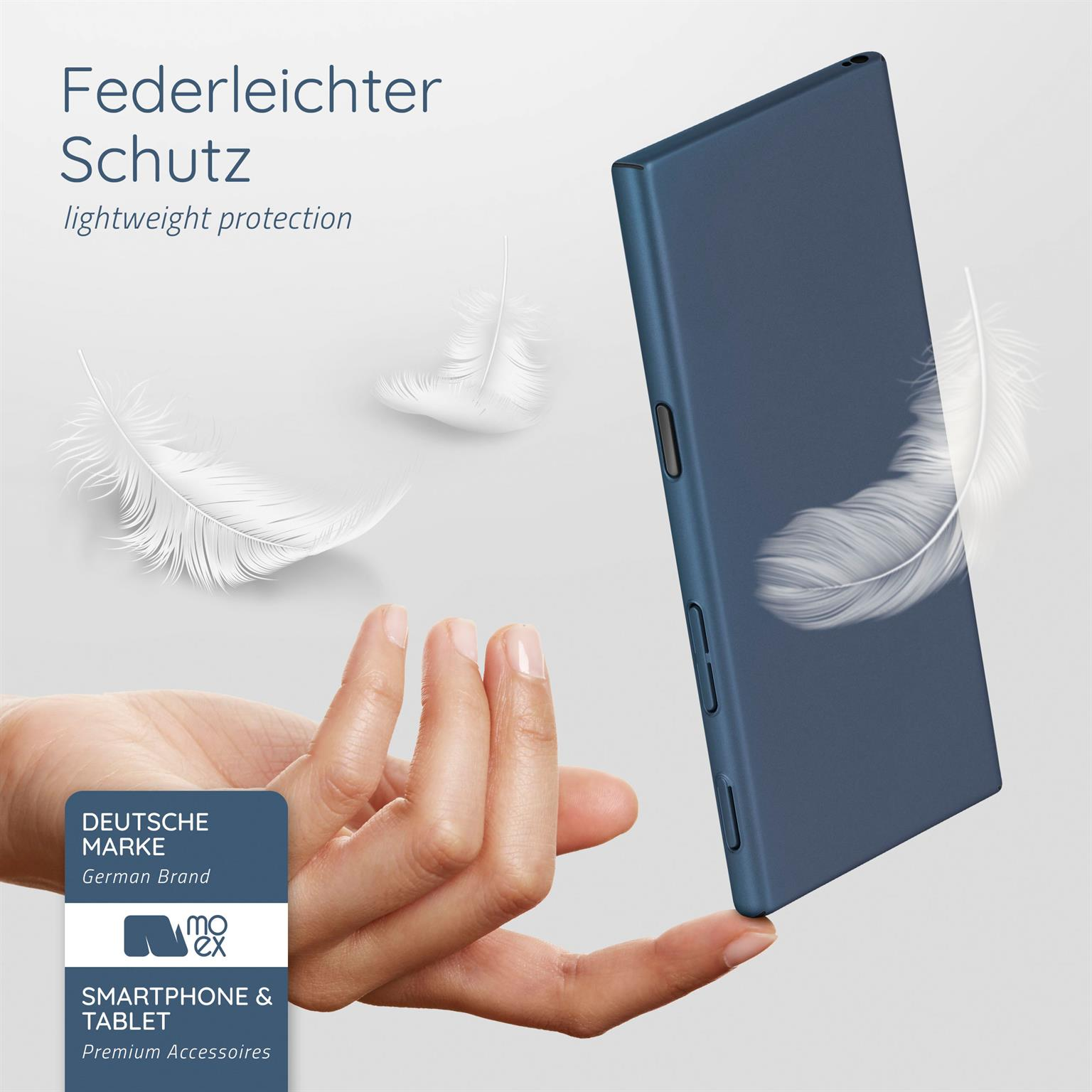 Hand hält blaue Handyhülle. Weiße Federn schweben in der Luft.