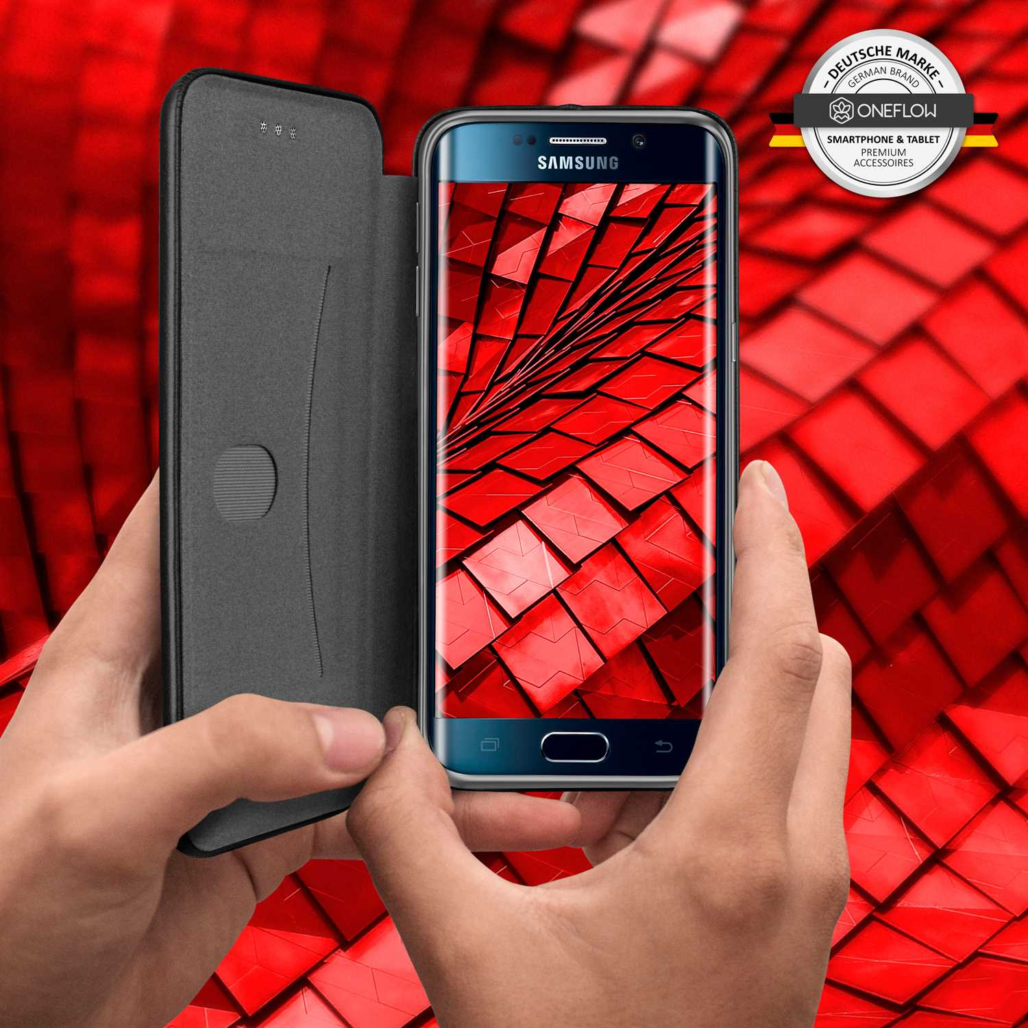 Telefon in einer Hülle, gehalten von Händen. Roter Musterhintergrund. Deutscher Marken-Text.