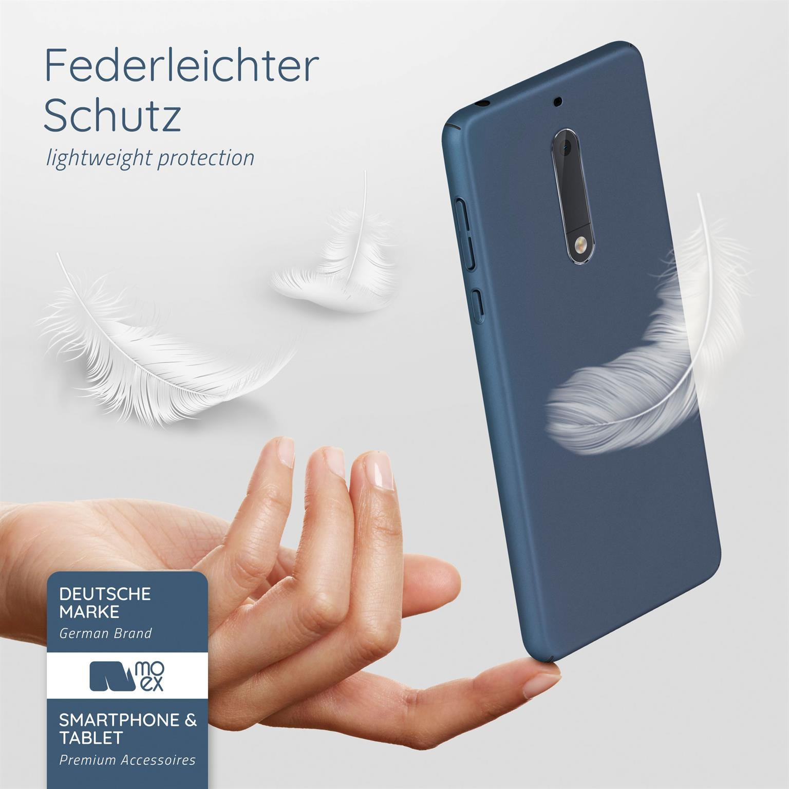 Eine blaue Handyhülle und zwei weiße Federn. Text: leichter Schutz. Eine Hand hält die Handyhülle. Weißer Hintergrund.