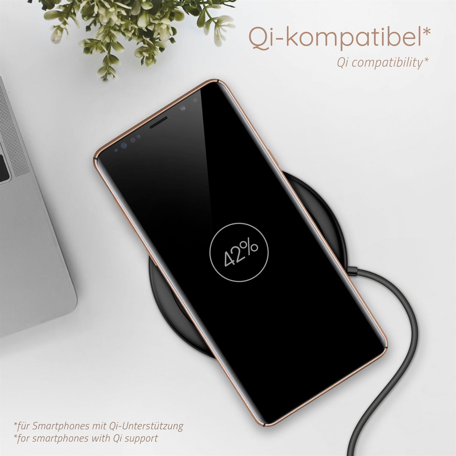 Schwarzes Telefon auf kabellosem Ladegerät, mit Prozentsatz auf dem Bildschirm, mit Text.