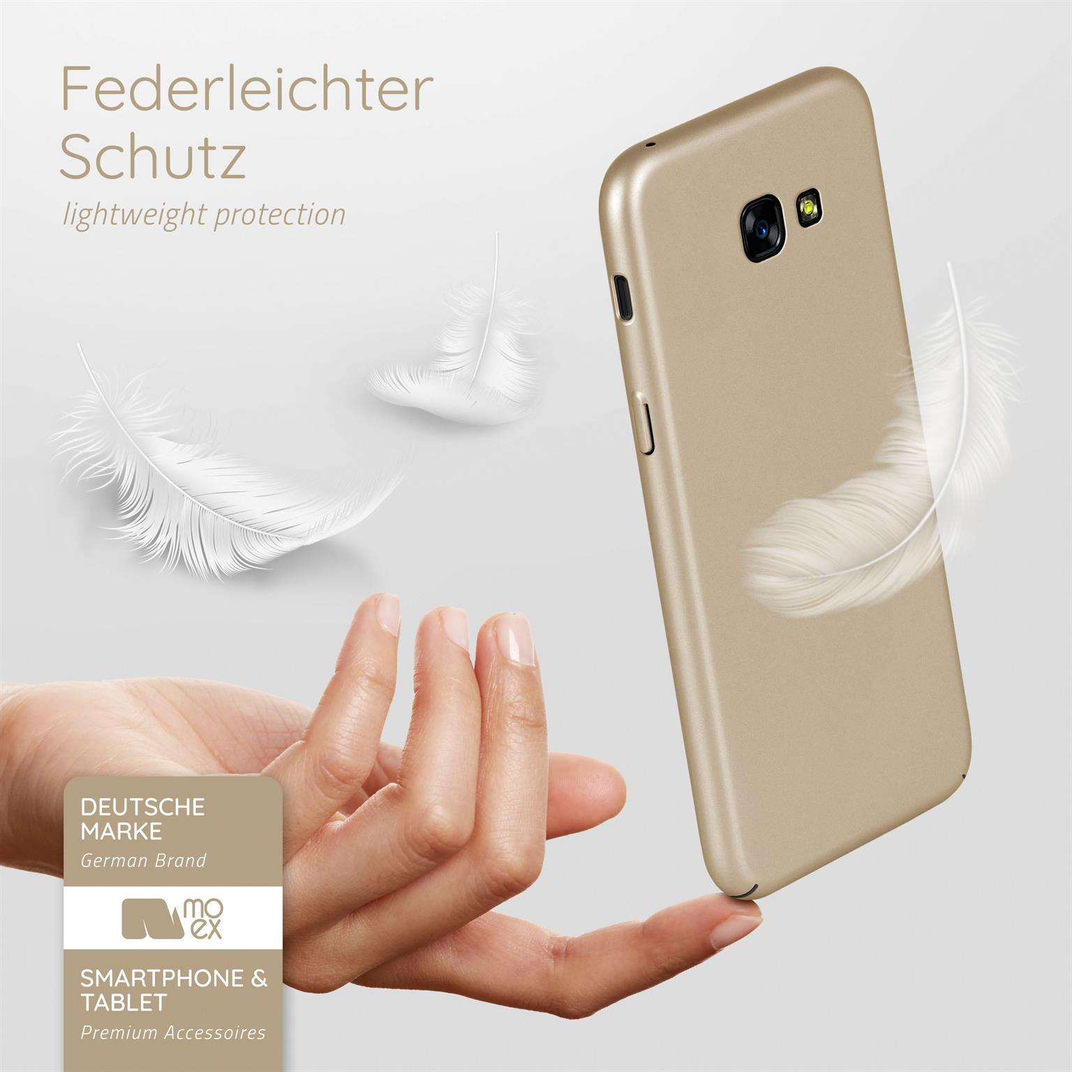 Eine goldene Handyhülle wird von einer Hand gehalten. Weiße Federn fallen um die Hülle herum.