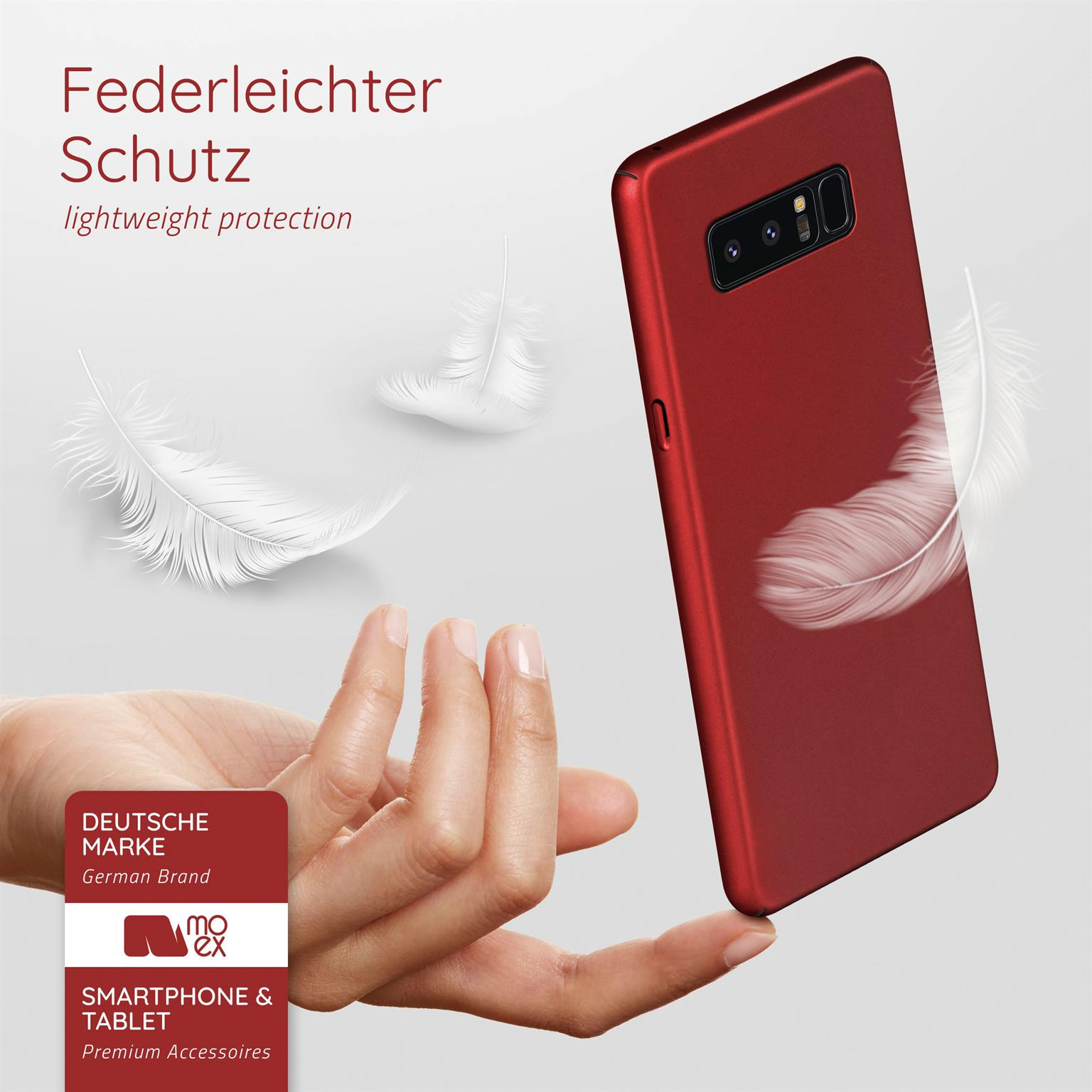 Rote Handyhülle mit Federn. Hand hält Hülle, Markenlogo, Text: leichter Schutz.
