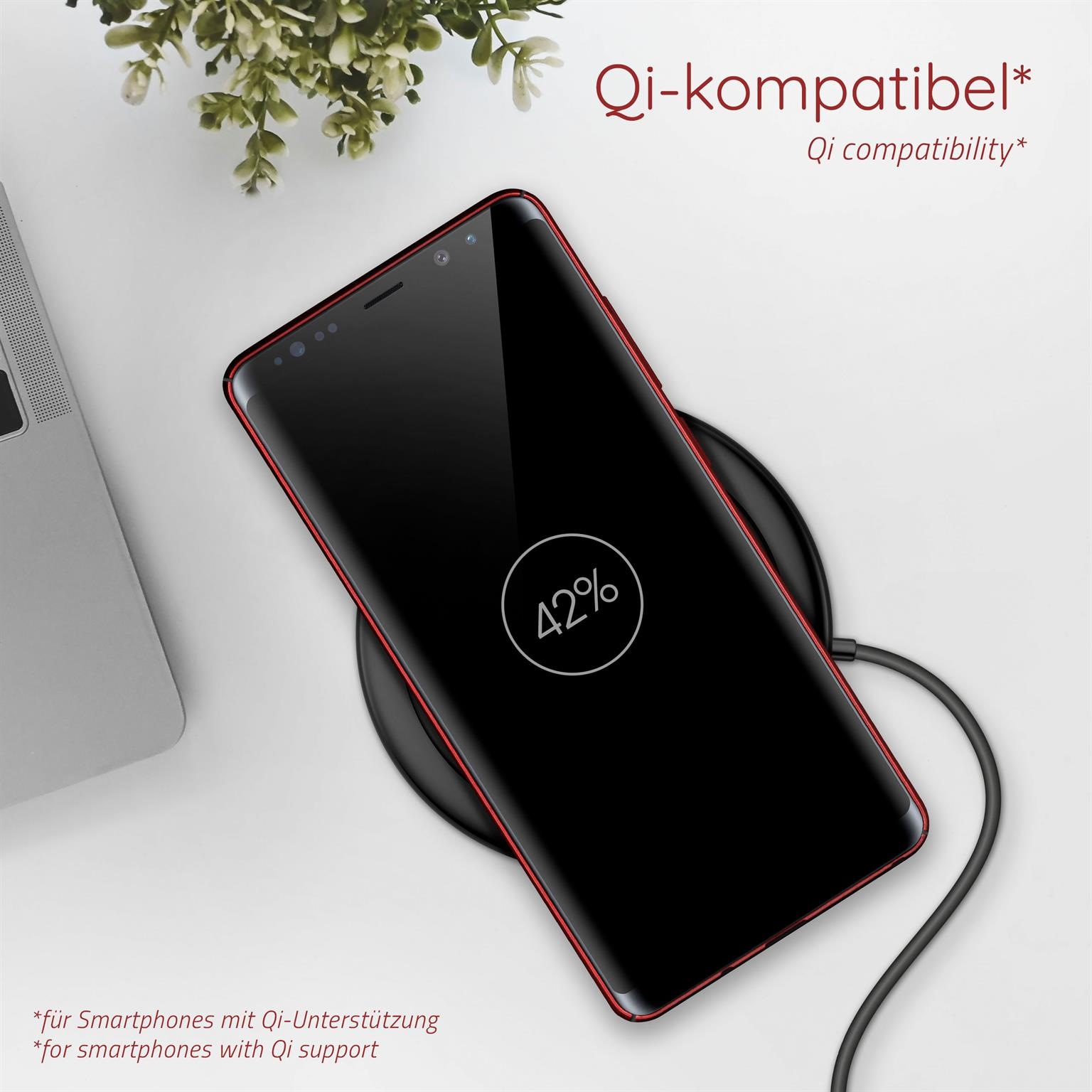 Schwarzes Telefon auf kabellosem Ladegerät, 42% Ladung. Weißer Hintergrund.