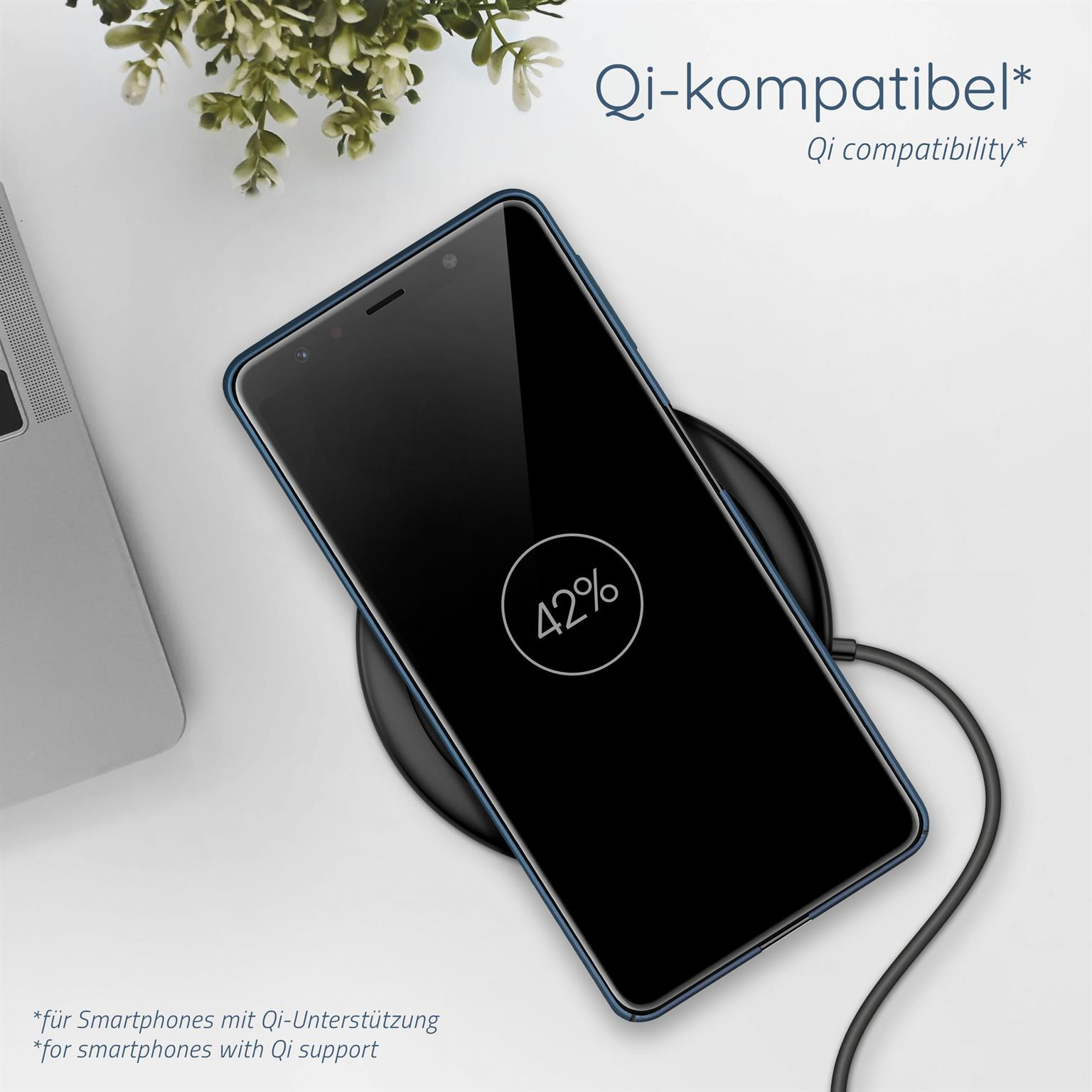 Telefon wird auf einem kabellosen Ladegerät aufgeladen. Text: Qi-Kompatibilität. 42 % Akku.