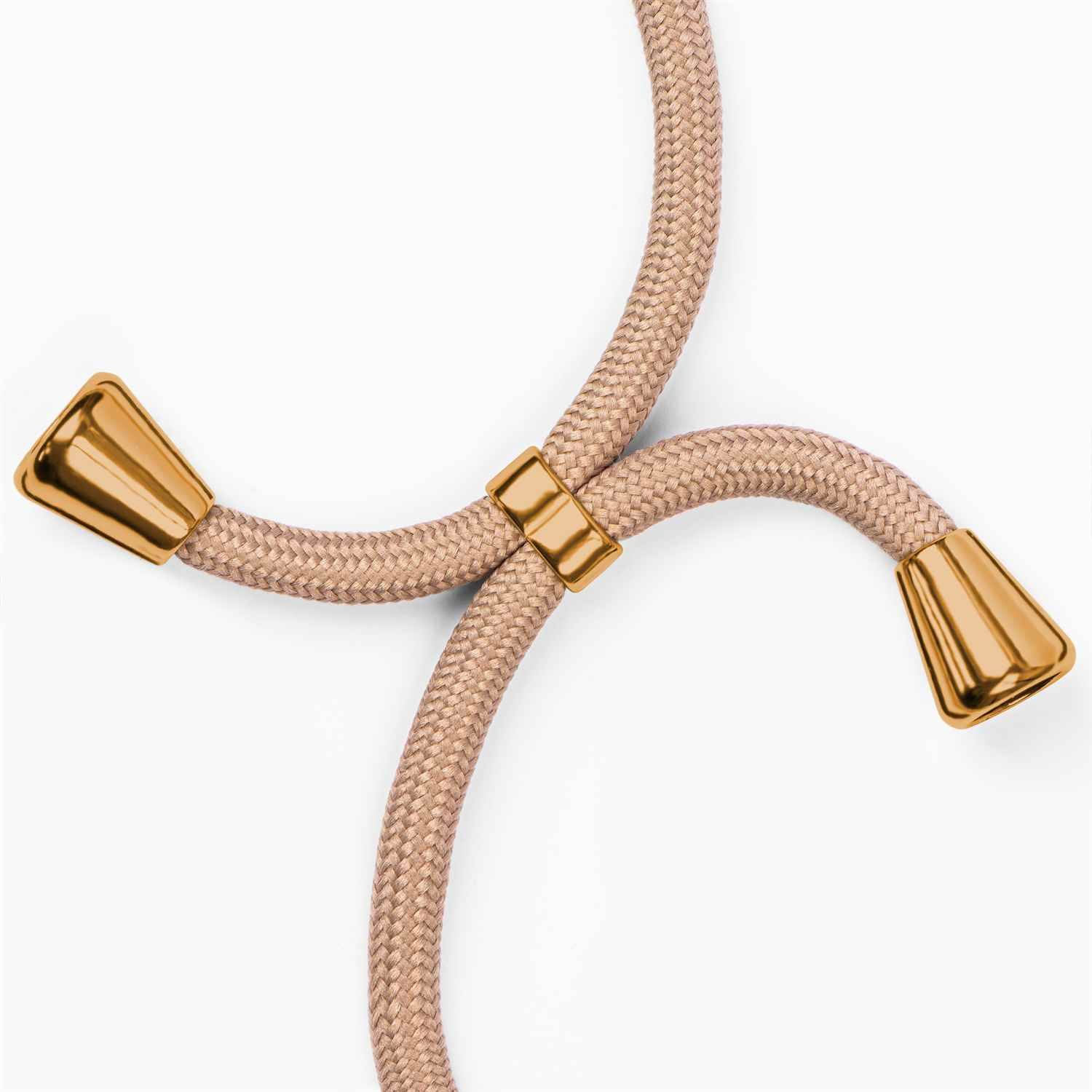 Nahaufnahme eines beigefarbenen Handybandes mit goldfarbener Hardware. Weißer Hintergrund.