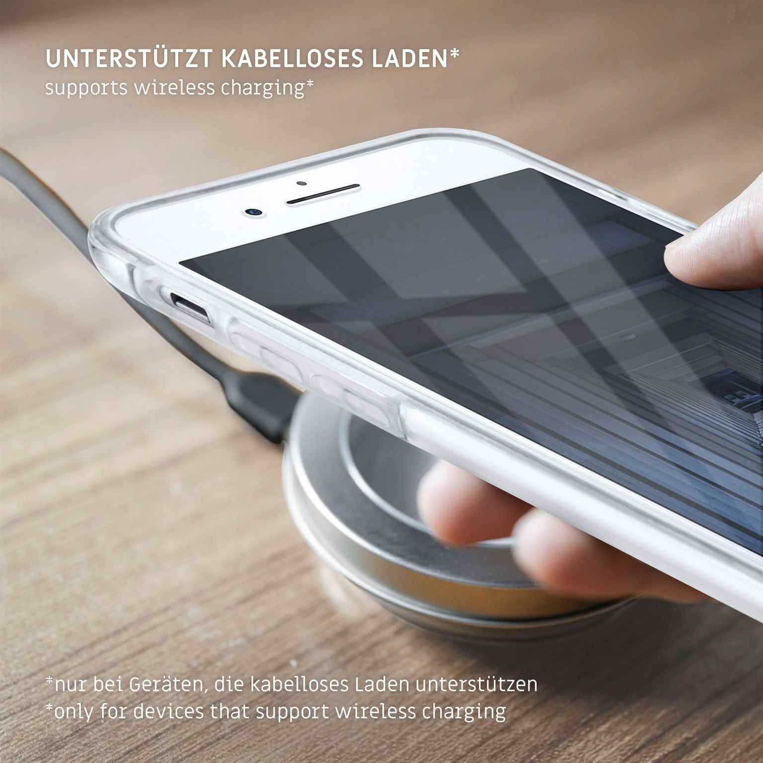 Telefon auf kabellosem Ladegerät. Transparente Handyhülle und Kabel sichtbar. Text oben.
