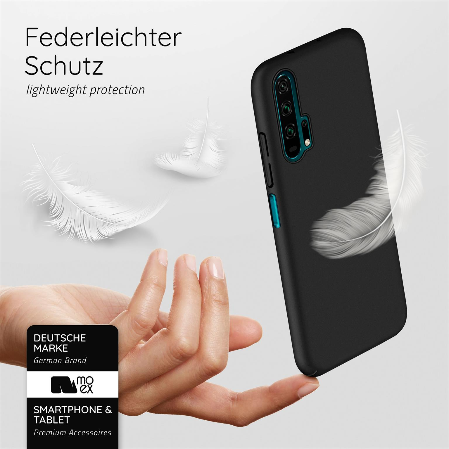 Schwarze Handyhülle. Weiße Federn schweben. Eine Hand berührt die Hülle. Markenname sichtbar.