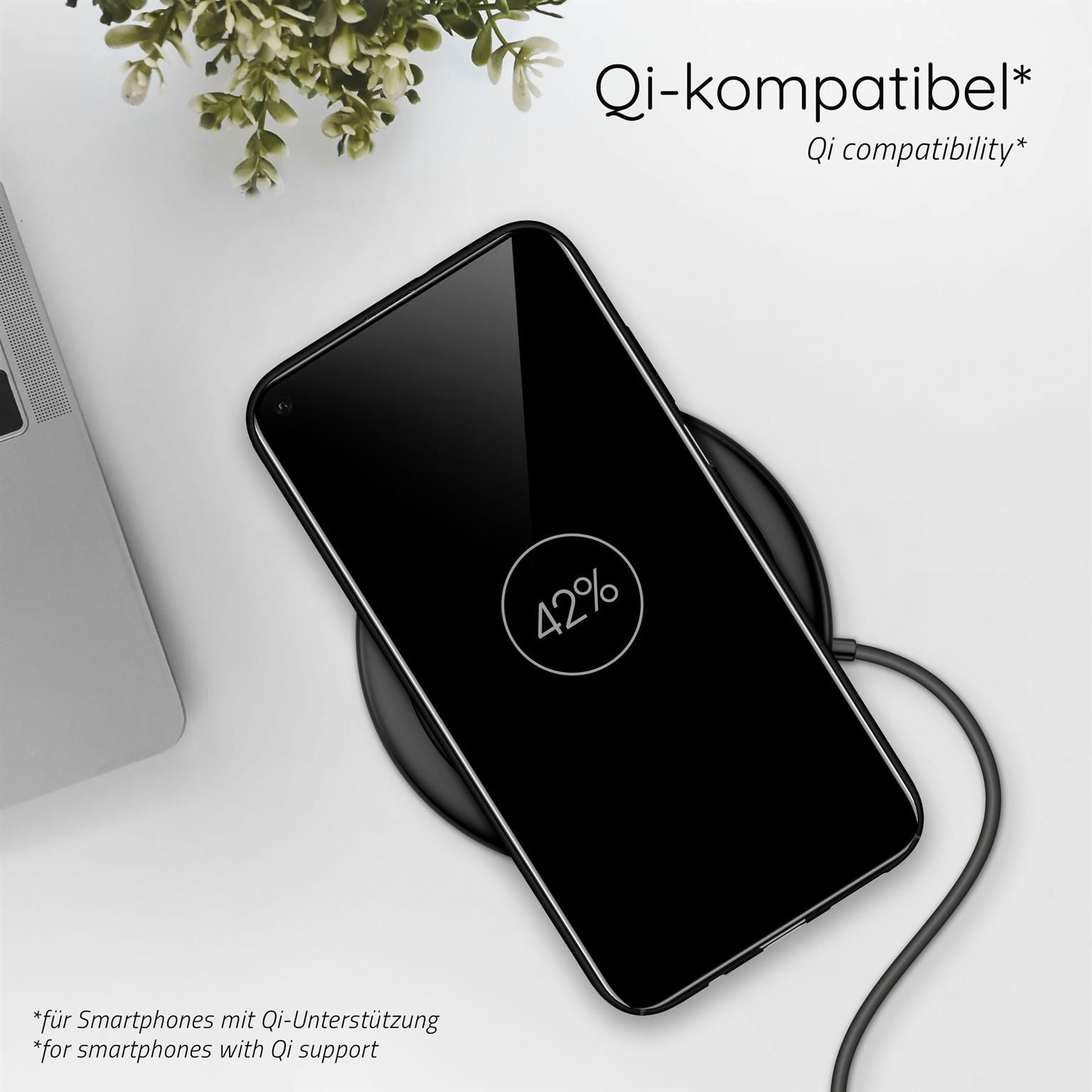 Schwarzes Telefon, das auf einem schwarzen kabellosen Ladegerät geladen wird und 42% anzeigt. Weißer Hintergrund. Text: Qi-kompatibel.