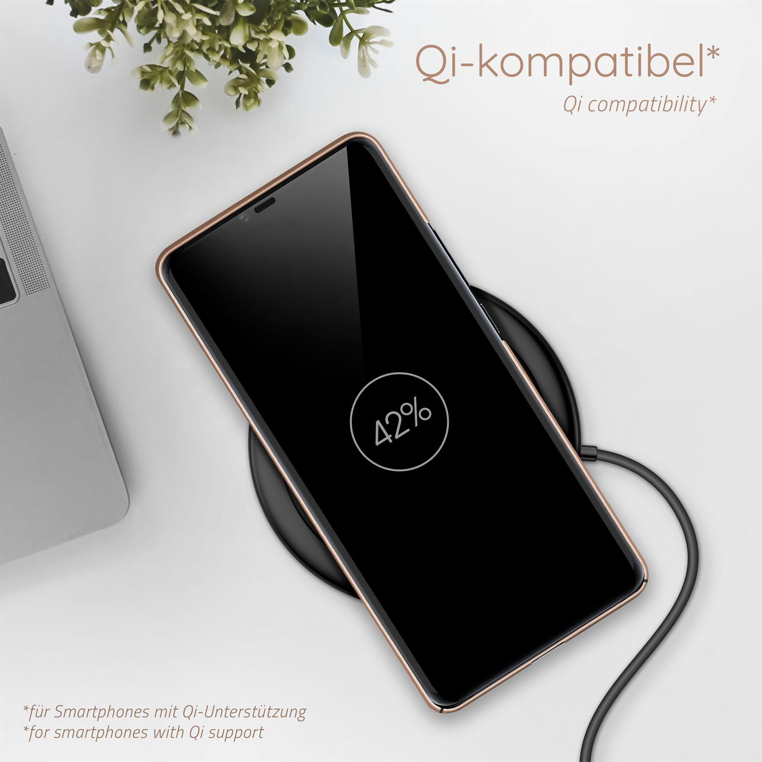 Ein Telefon auf einem kabellosen Ladegerät, das 42% Akku anzeigt. Der Text lautet 'Qi-kompatibel' und 'Qi-Kompatibilität'.