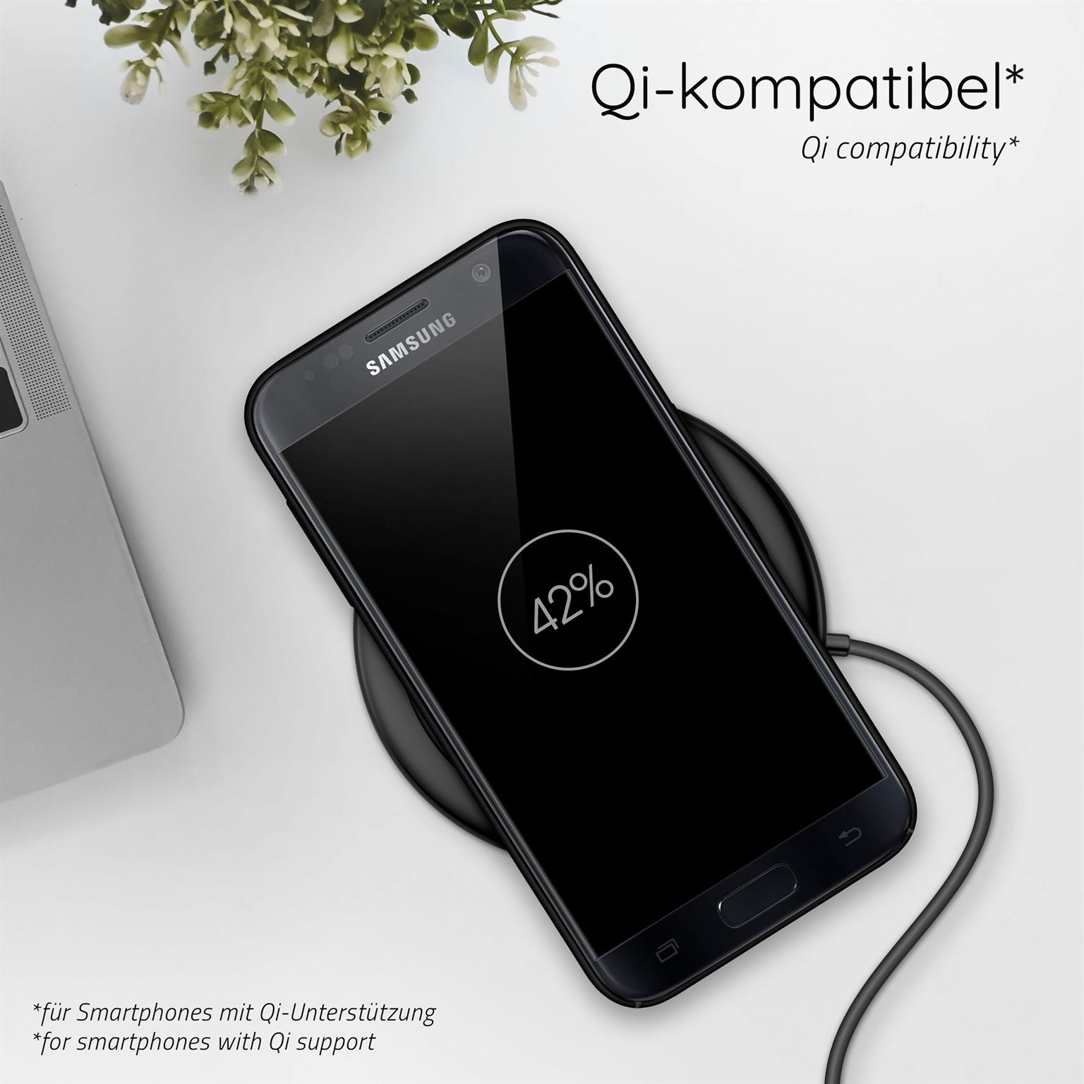 Ein schwarzes Samsung-Telefon, das auf einem kabellosen Ladepad geladen wird, wobei der Bildschirm 42 % anzeigt.