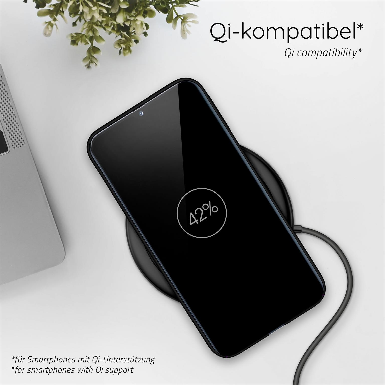 Ein schwarzes Telefon, das auf einem schwarzen kabellosen Ladegerät geladen wird. Das Telefon zeigt 42 % Ladung an. Text: Qi-kompatibel.