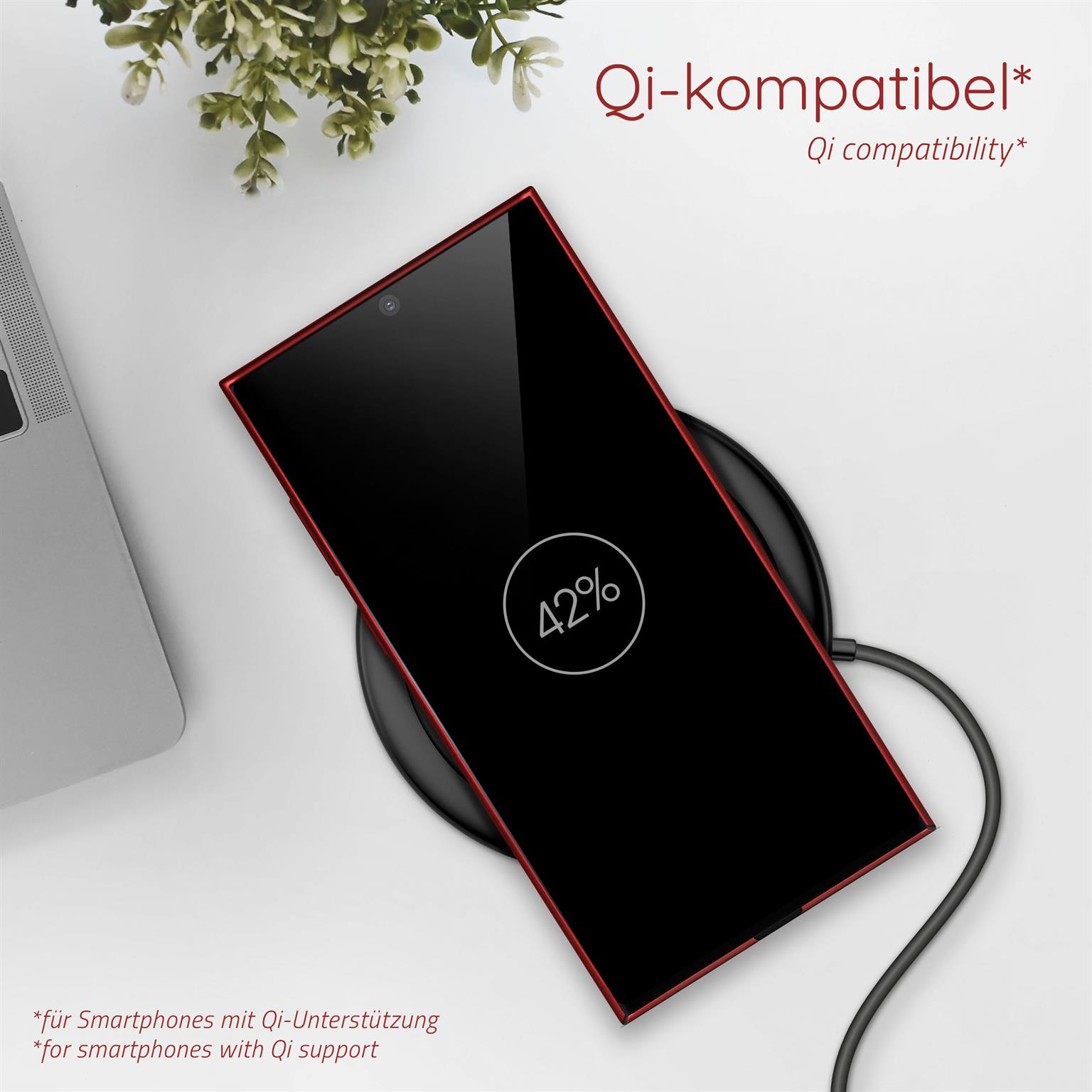 Ein Telefon wird kabellos geladen, mit 42% Akku. Text zeigt Qi-Kompatibilität an.