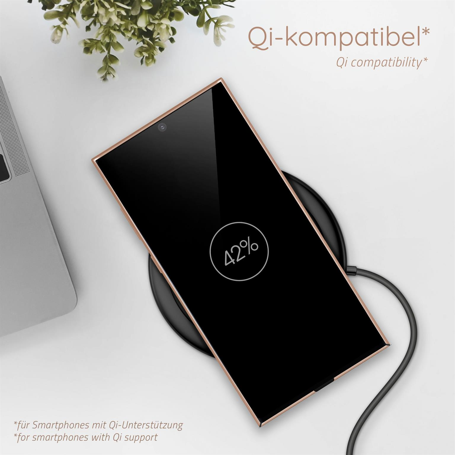 Ein roségoldenes Telefon wird kabellos auf einem schwarzen Ladepad geladen, zeigt 42 % Ladung und Nokia-Logo.