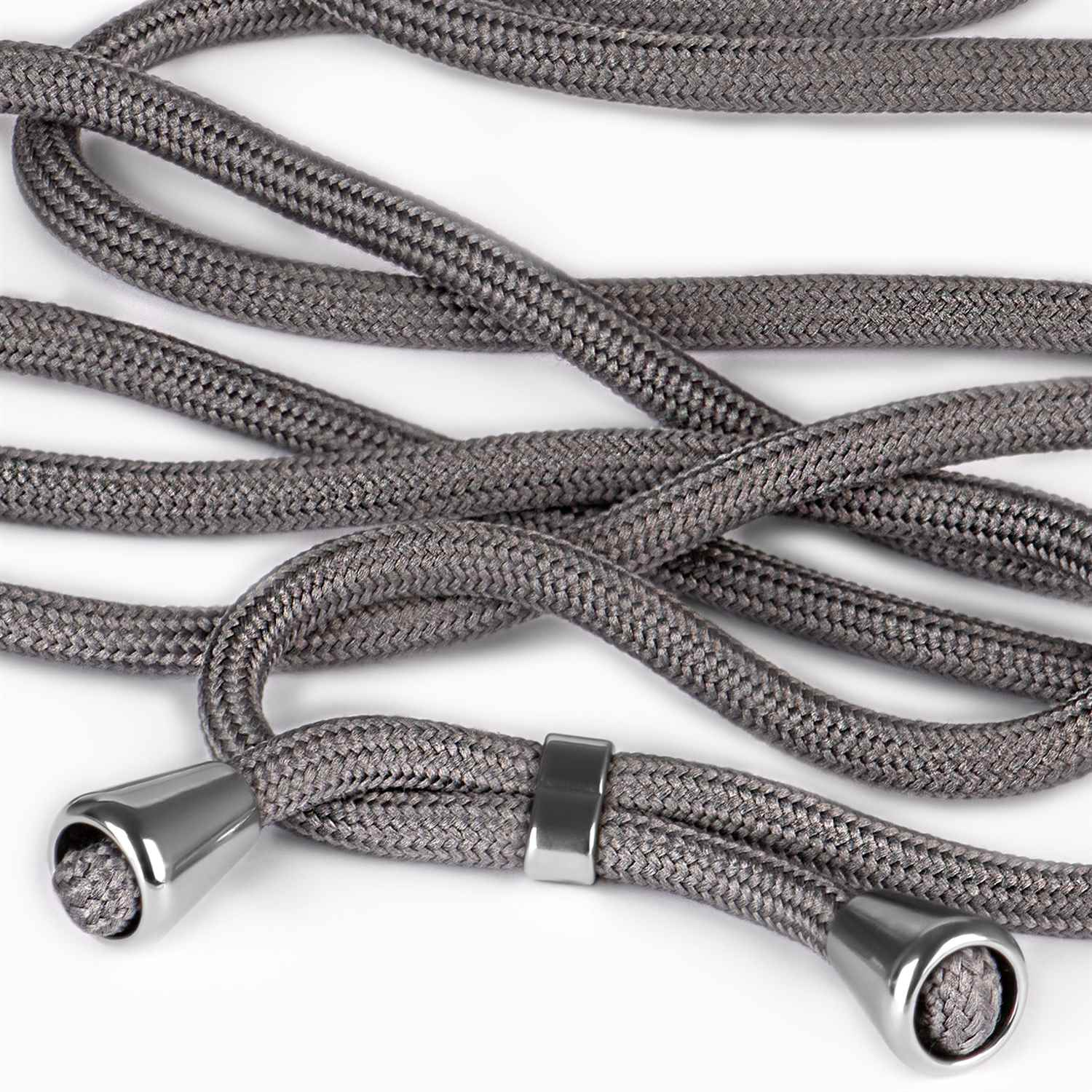 Nahaufnahme eines grauen Telefon-Lanyards mit silbernen Metallenden. Ein weißer Hintergrund ist sichtbar.