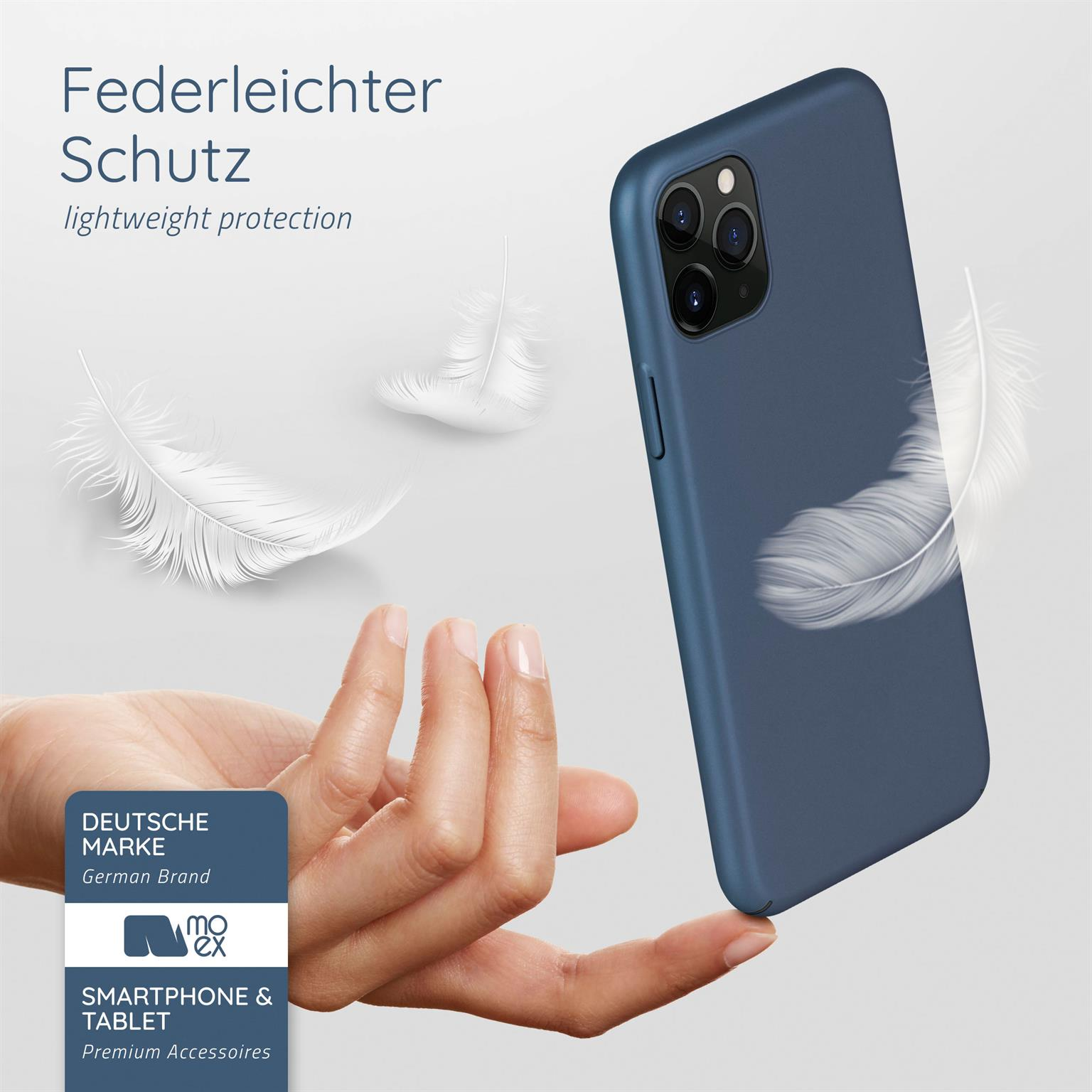 Hand hält eine blaue Handyhülle, weiße Federn schweben. Text: leichter Schutz, deutsche Marke.