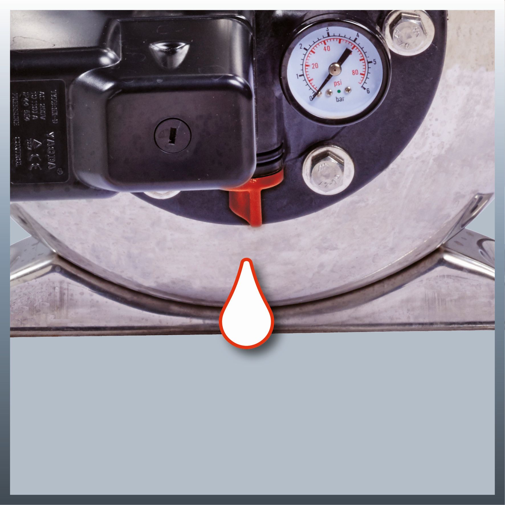 Zbliżenie wskaźnika z czerwoną igłą i białą ikoną kropli.