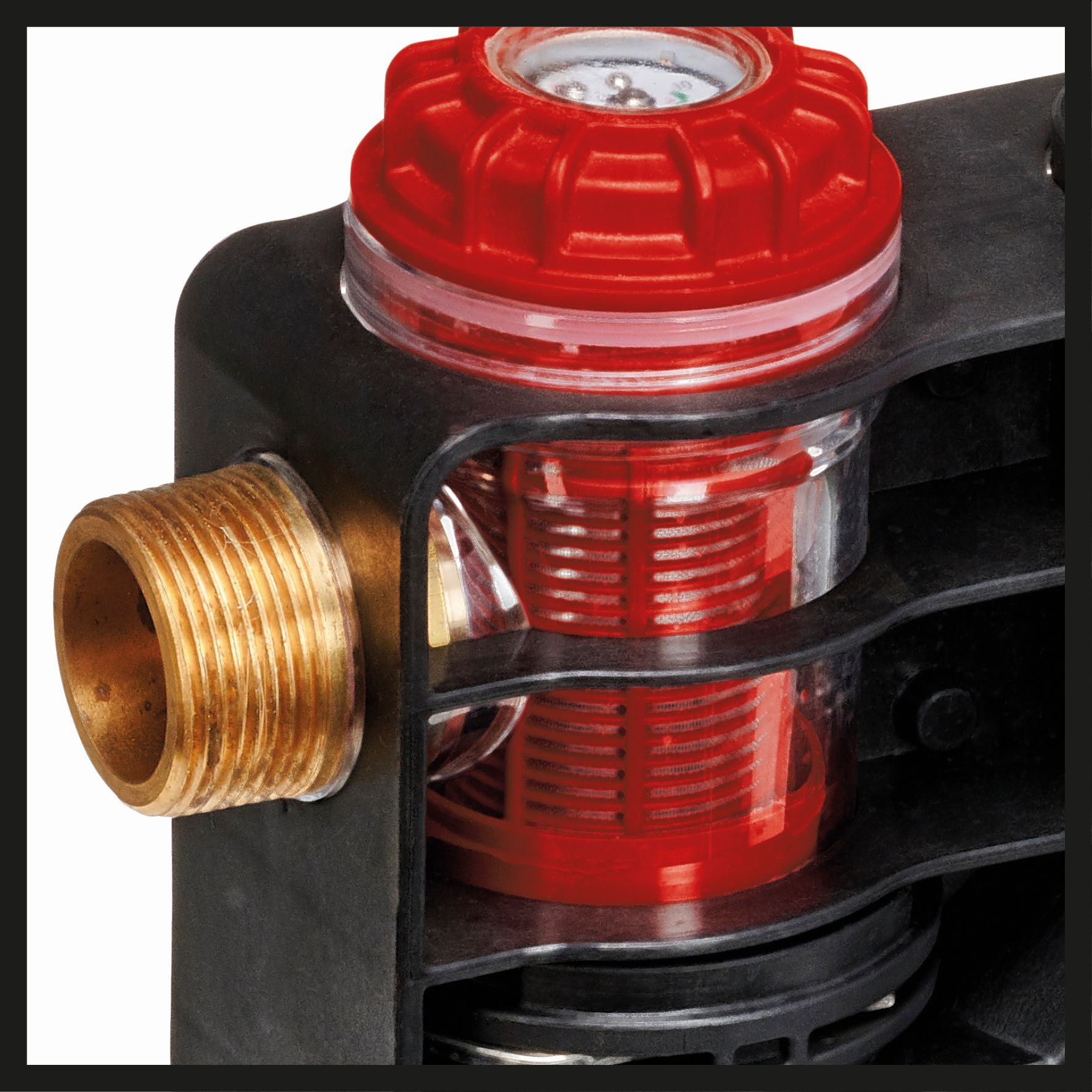 Zbliżenie części maszyny z czerwoną górą, mosiężnym elementem i czarnym korpusem.