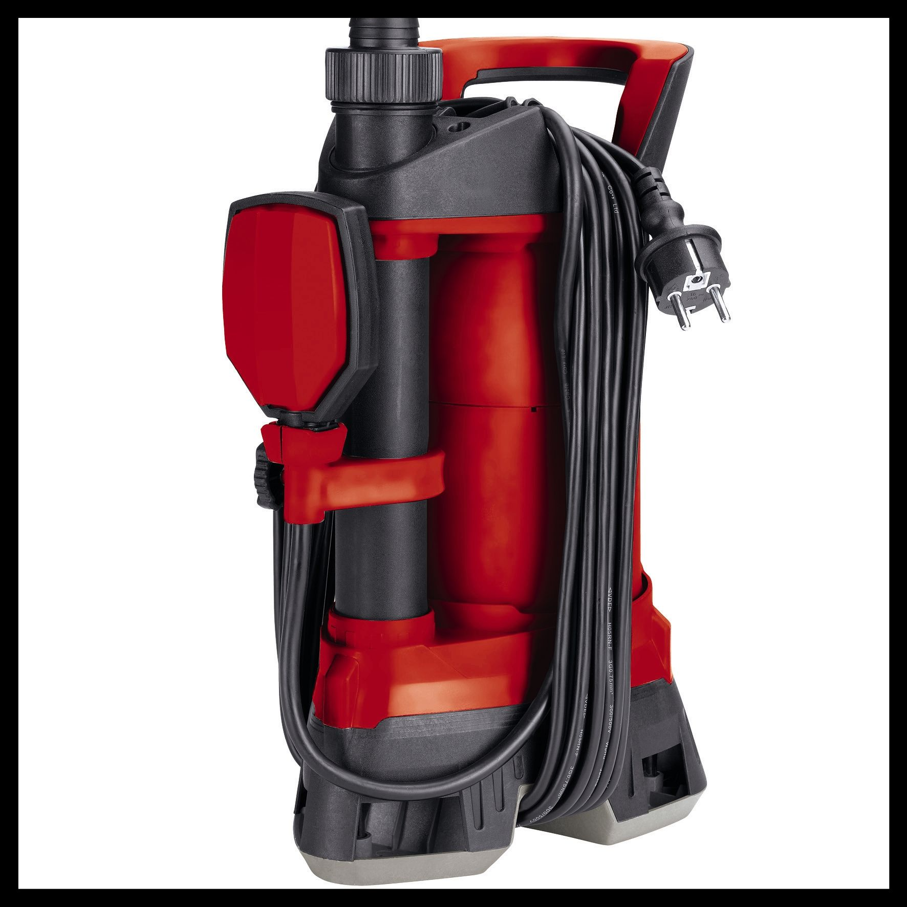 Eine rot-schwarze Wasserpumpe mit einem schwarzen Netzkabel. Es ist auf weißem Hintergrund isoliert.
