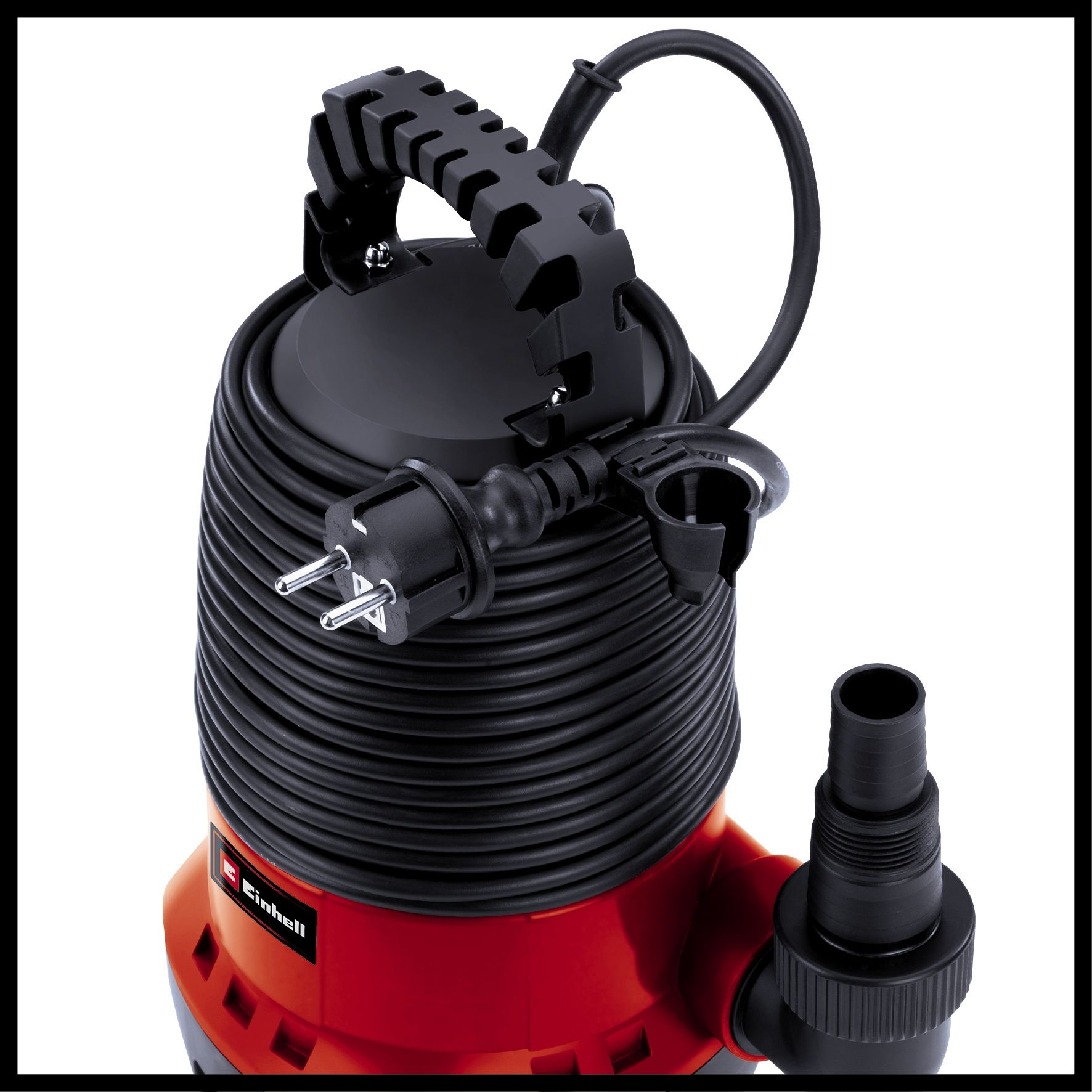 Rote und schwarze Wasserpumpe mit schwarzem Griff und Netzkabel, weißer Hintergrund.