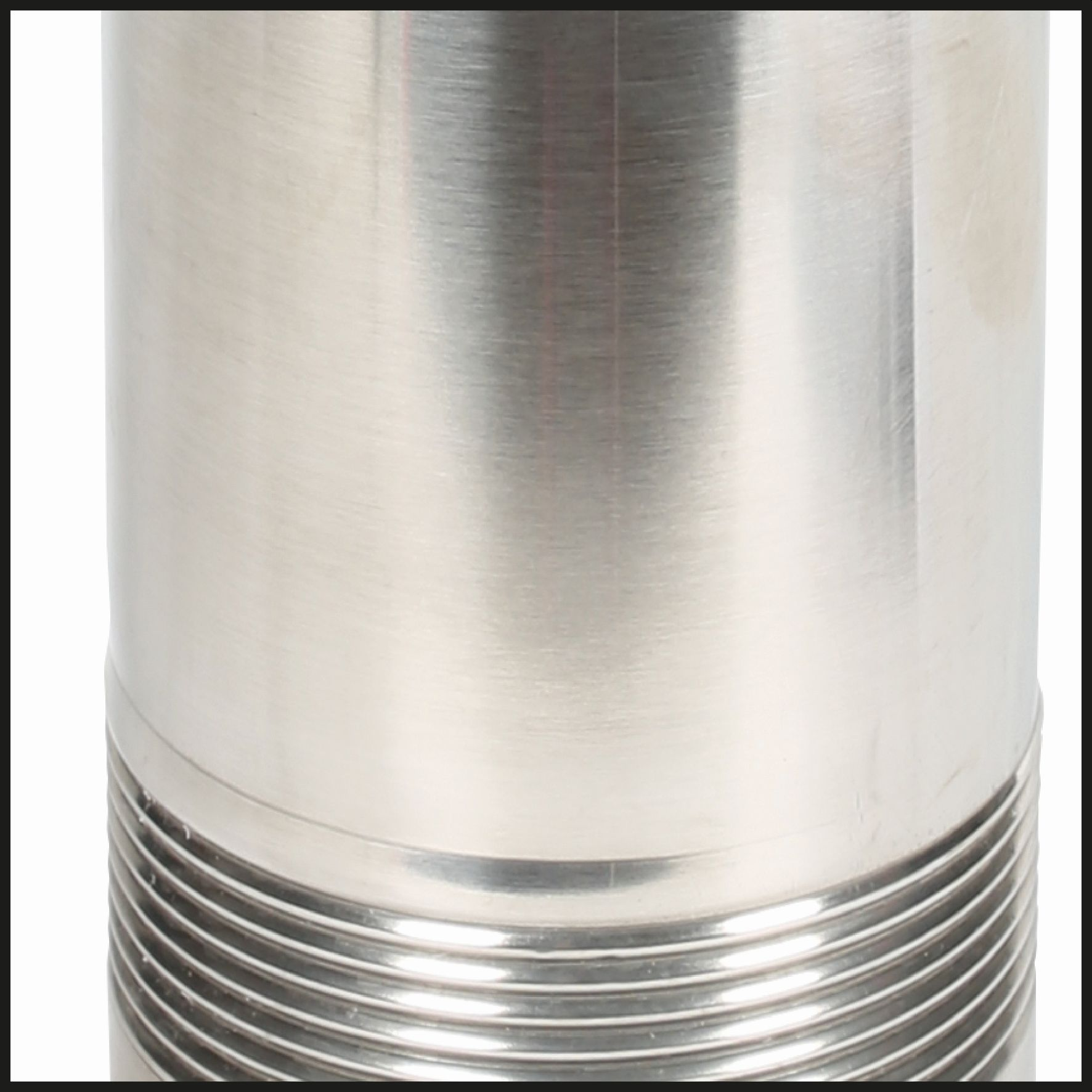 Nahaufnahme eines Metallzylinders. Die Oberfläche ist gebürstetes Metall, unten am Zylinder befinden sich Gewinde.