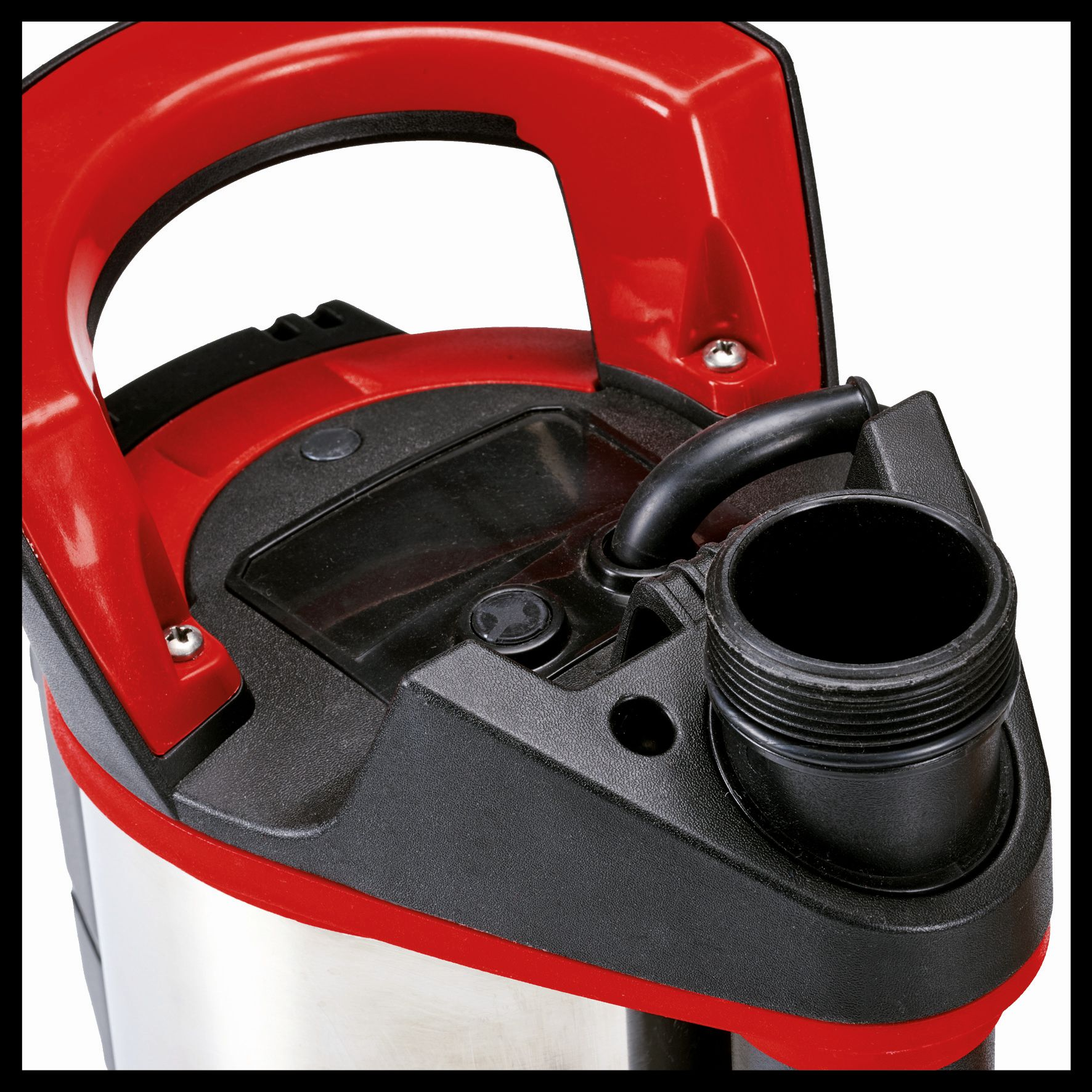 Zbliżenie czerwono-czarnej pompy. Pompa ma czarny wylot.