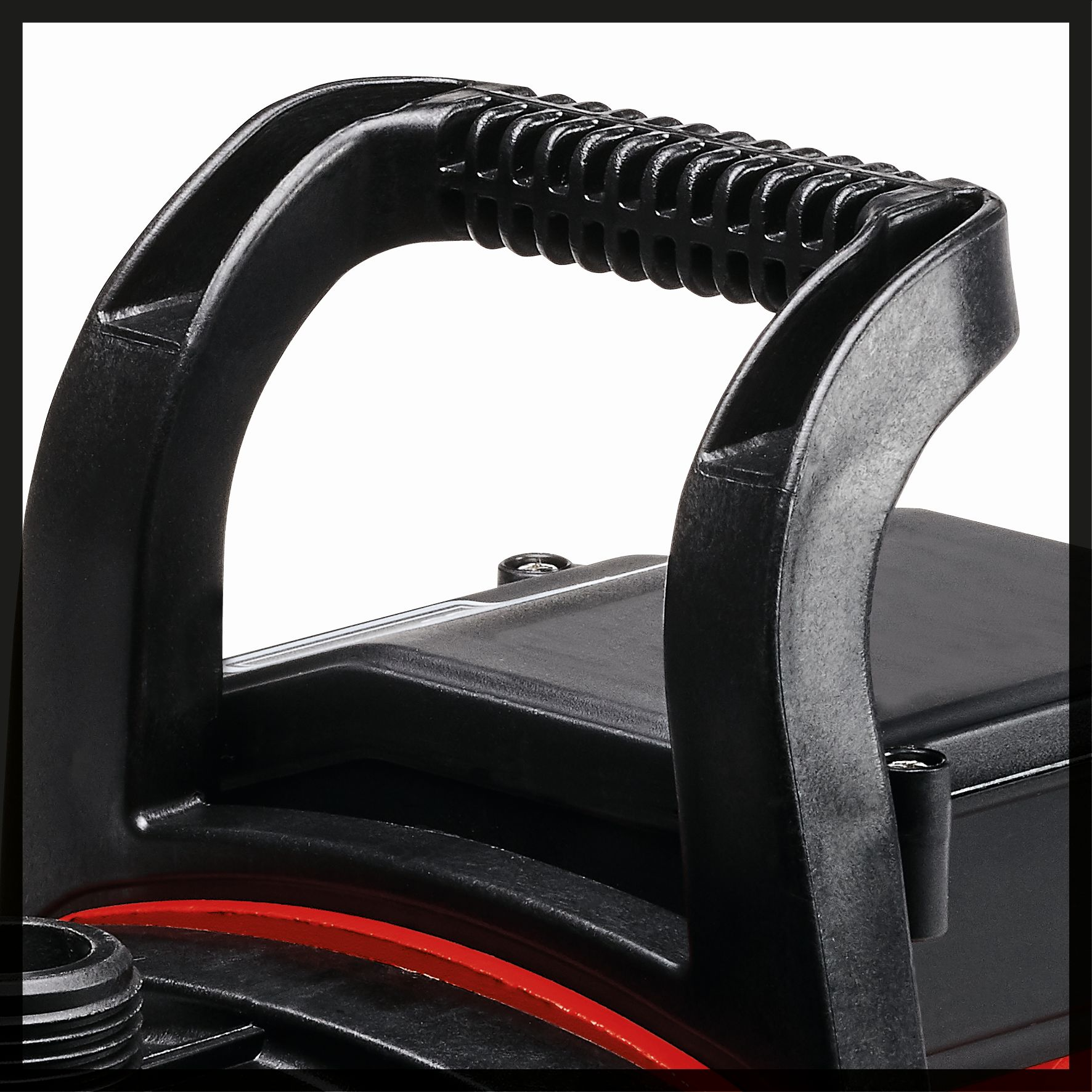 Czarny uchwyt przymocowany do czerwono-czarnej obudowy. Zbliżenie na białym tle.