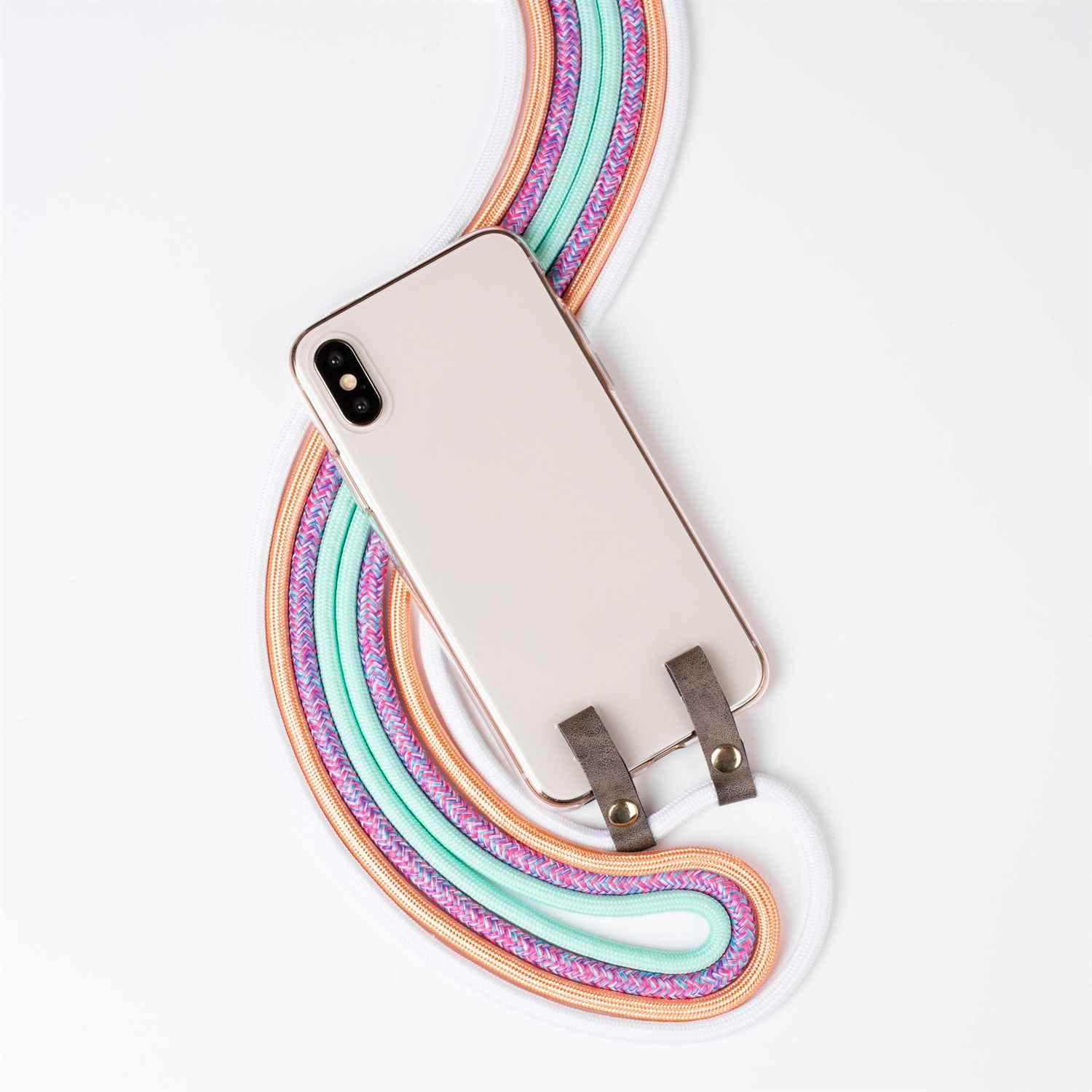 Telefon mit buntem Band. Das Band hat mehrere Farben und ist mit dem Telefon verbunden.