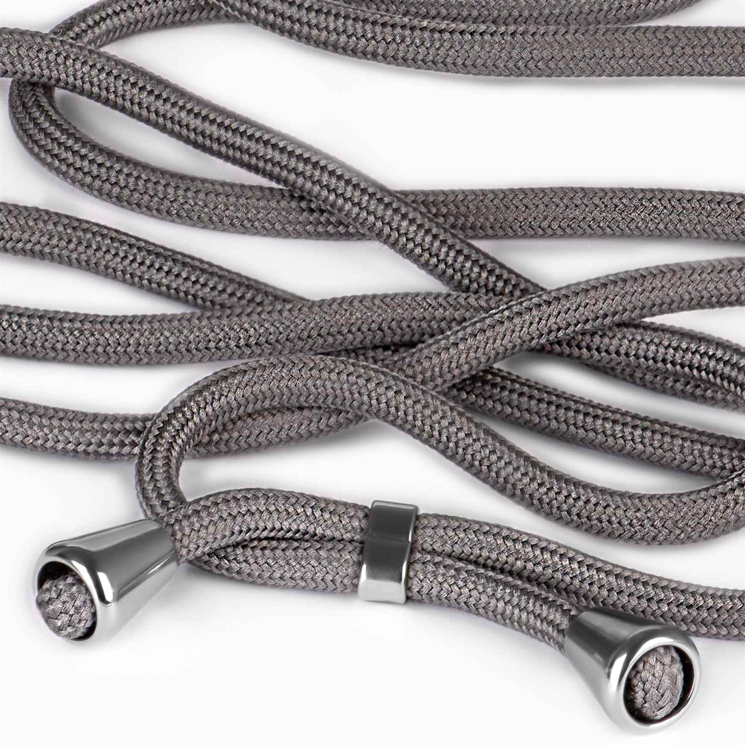 Nahaufnahme eines grauen Telefon-Lanyards mit silbernen Akzenten, gedreht.