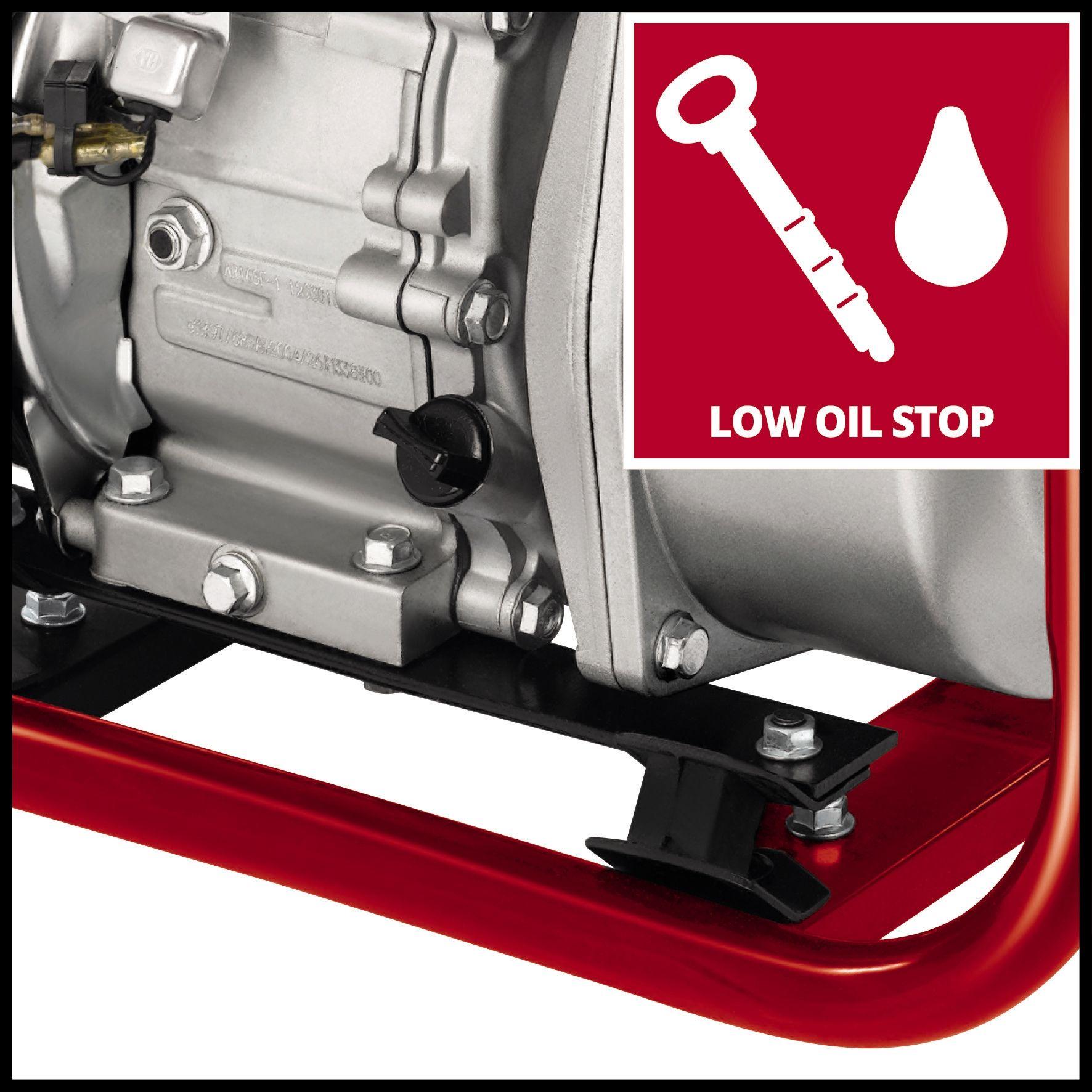 Nahaufnahme einer Maschine mit rotem Rahmen, mit einem Warnhinweis 'LOW OIL STOP'.