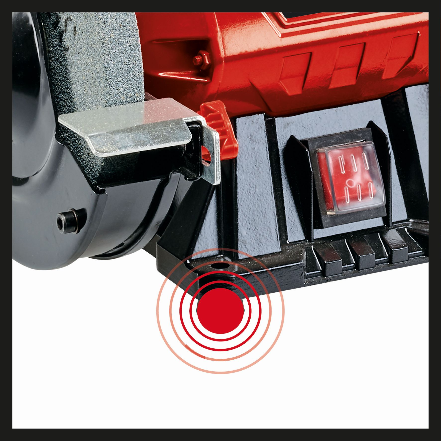 Una máquina con un interruptor rojo. Círculos rojos indican el área del interruptor.