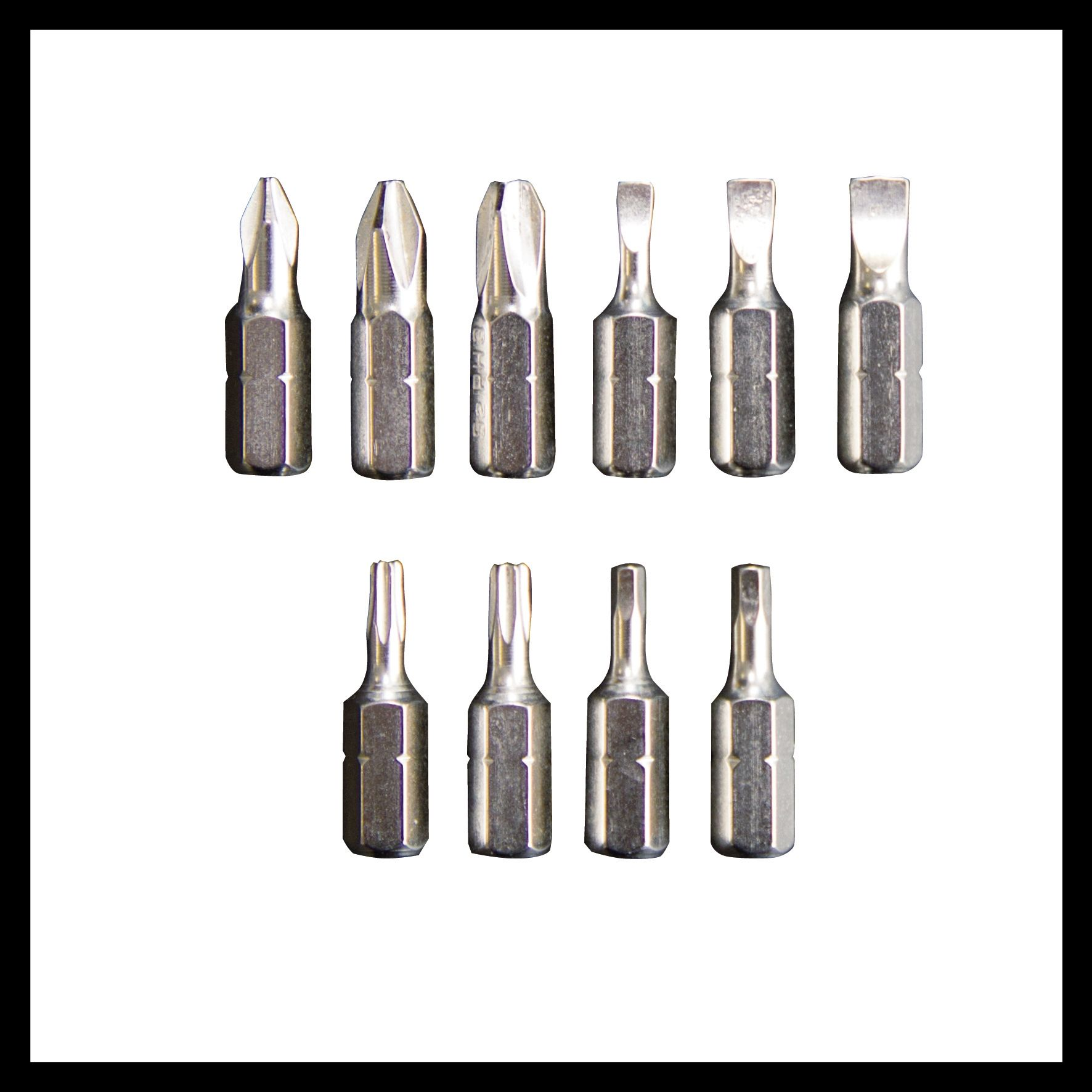 Zestaw 10 metalowych bitów do śrubokrętów w rzędzie. Różne kształty: płaski, Phillips, Torx.