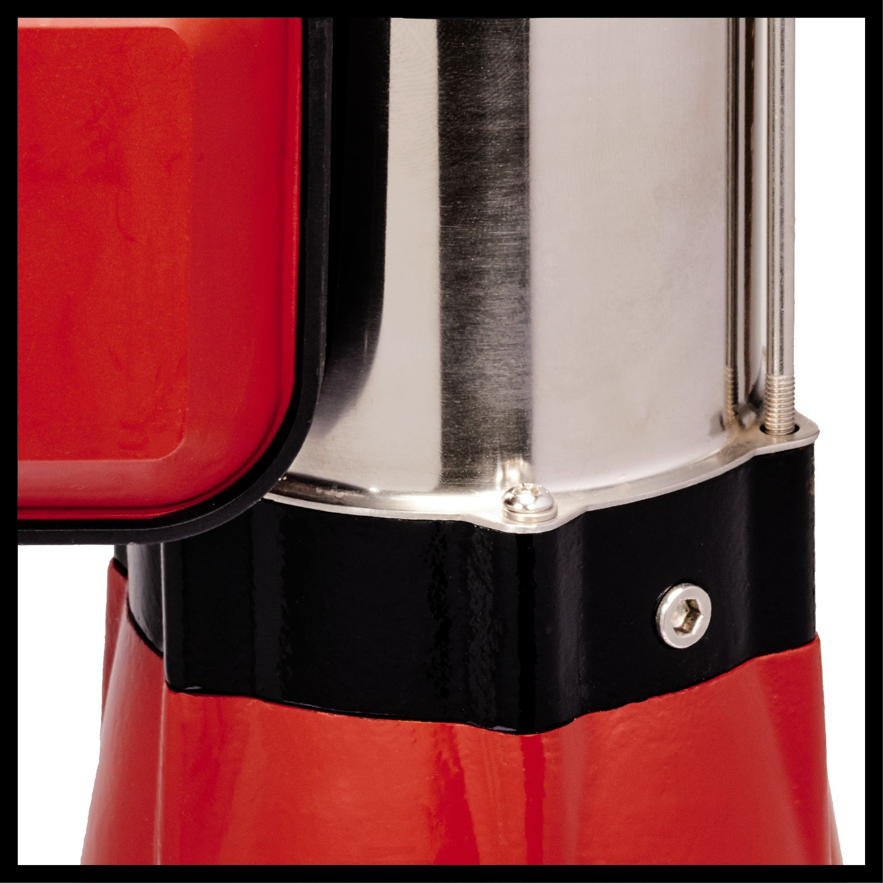 Zbliżenie czerwonej i srebrnej szlifierki. Czerwona część znajduje się na dole, z czarnym akcentem.