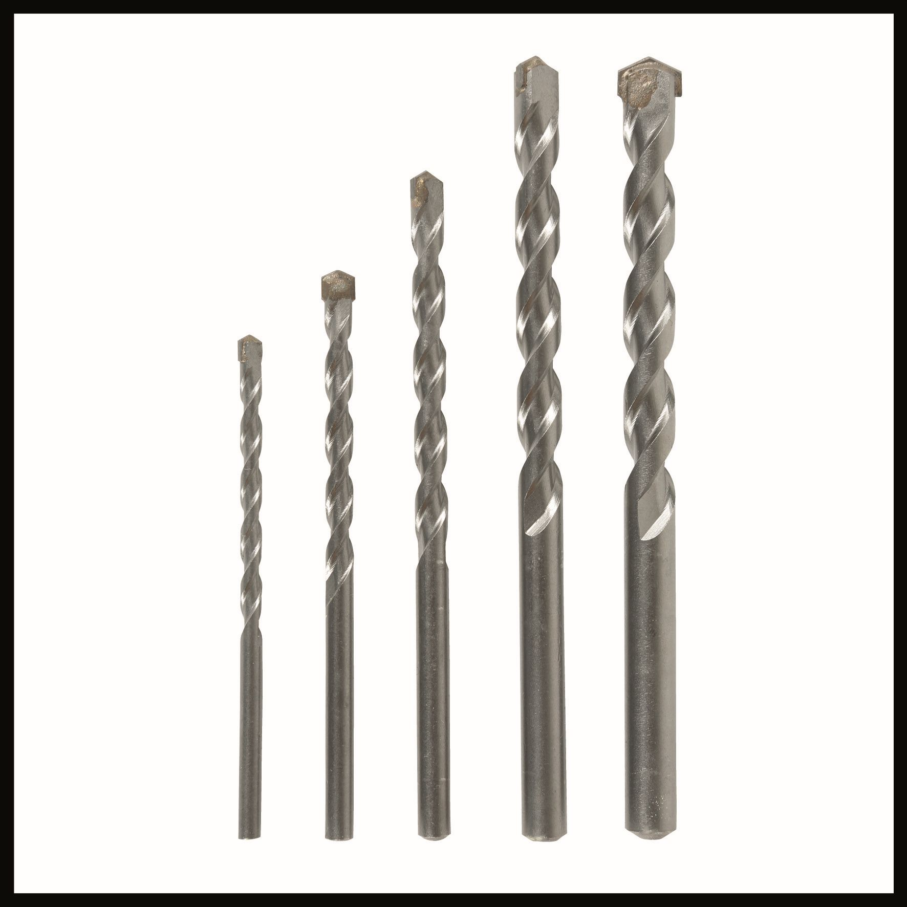 Pięć wierteł o różnych rozmiarach na białym tle. Są srebrne i spiralne.