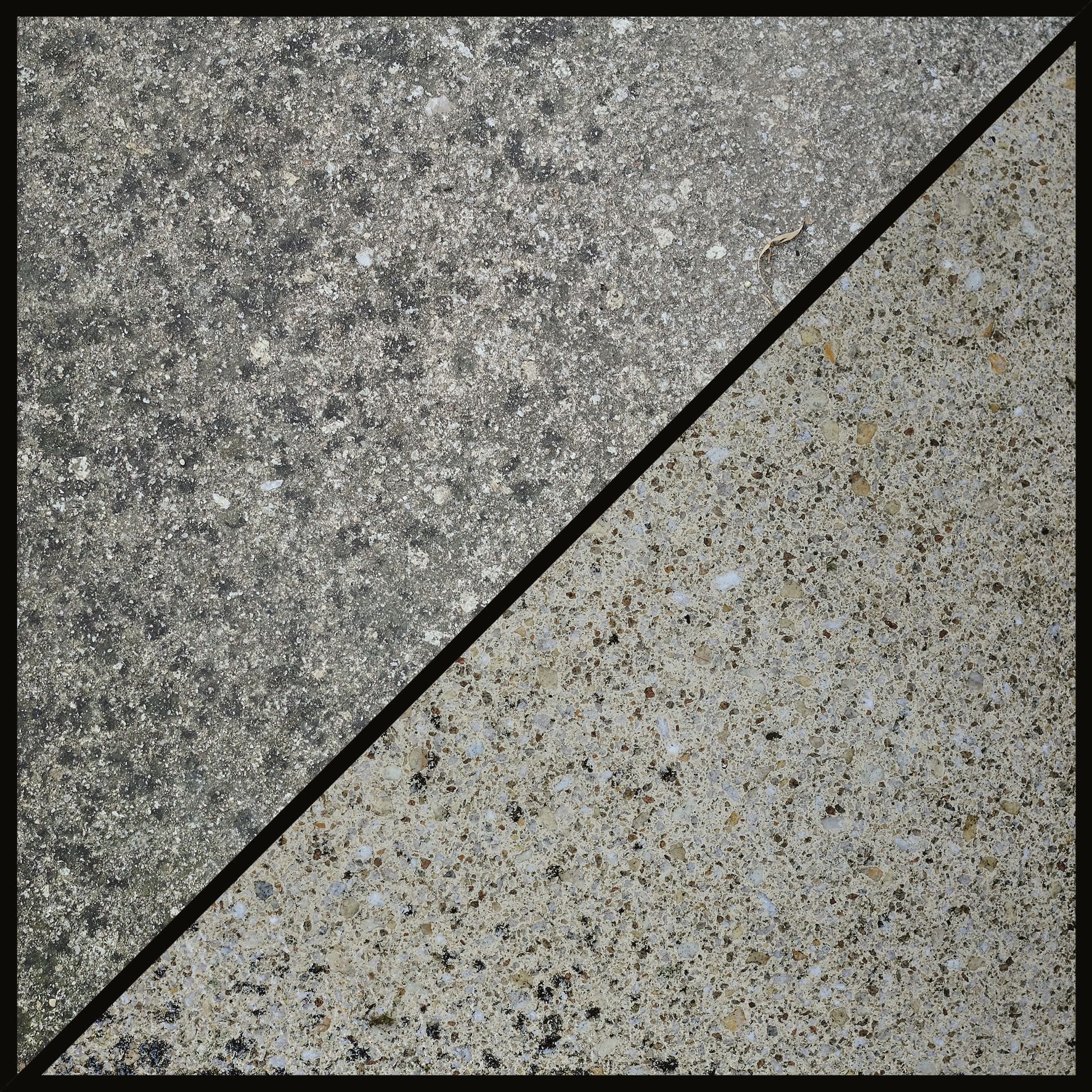Eine Betonoberfläche diagonal geteilt. Eine Seite dunkel, die andere hell mit sichtbarer Textur.