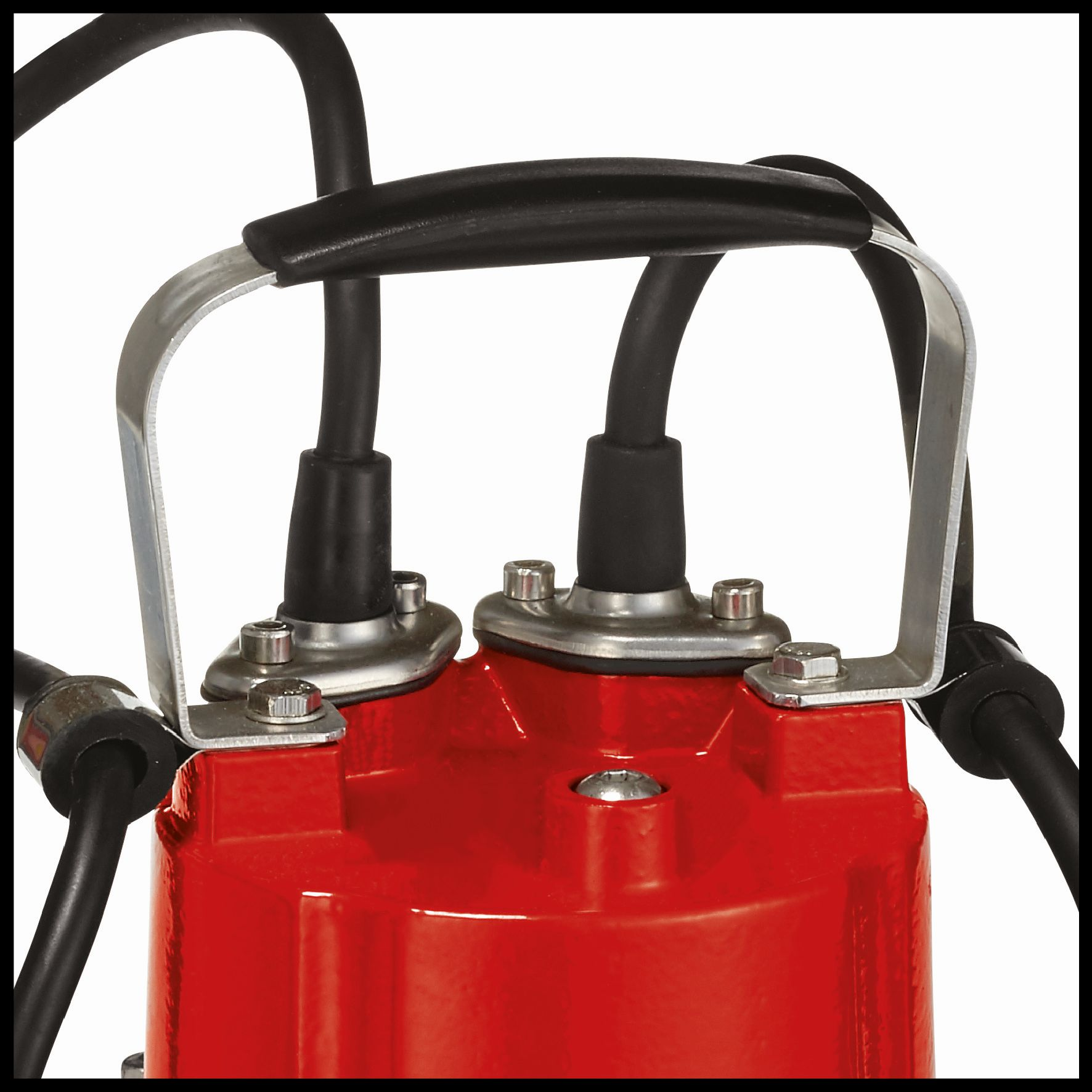 Eine rote Tauchpumpe mit Metallgriff und schwarzen Kabeln.