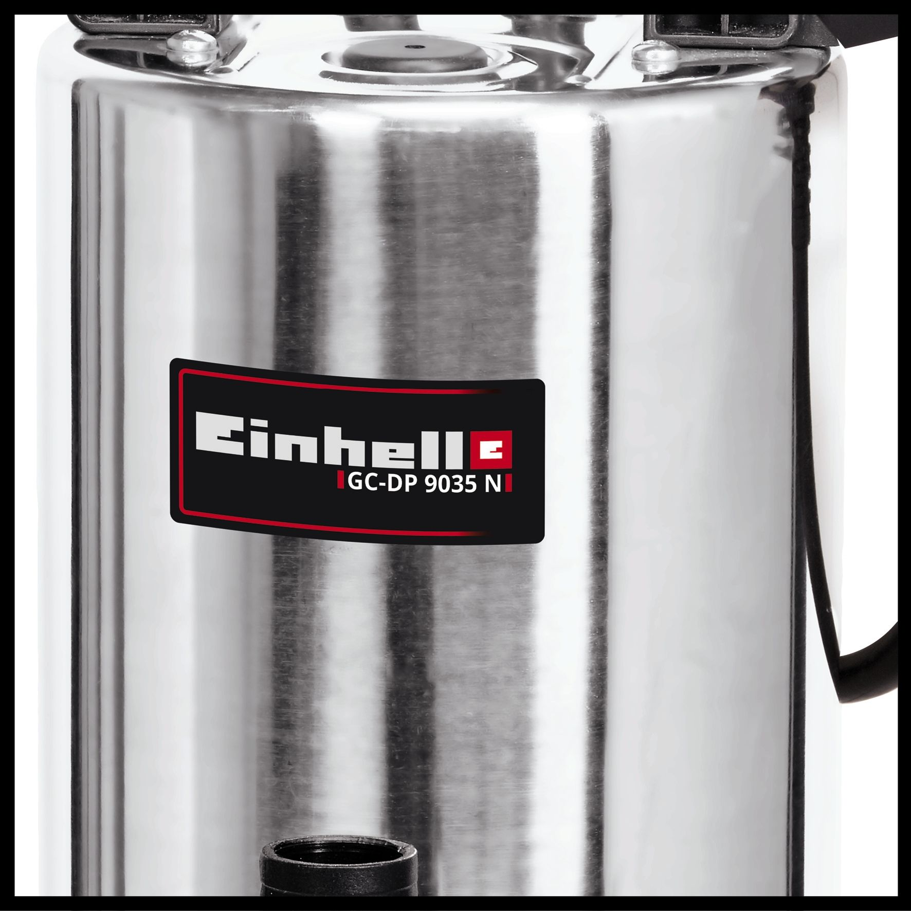 Nahaufnahme eines silbernen Einhell GC-DP 9035 N Wasserpumpenetiketts.