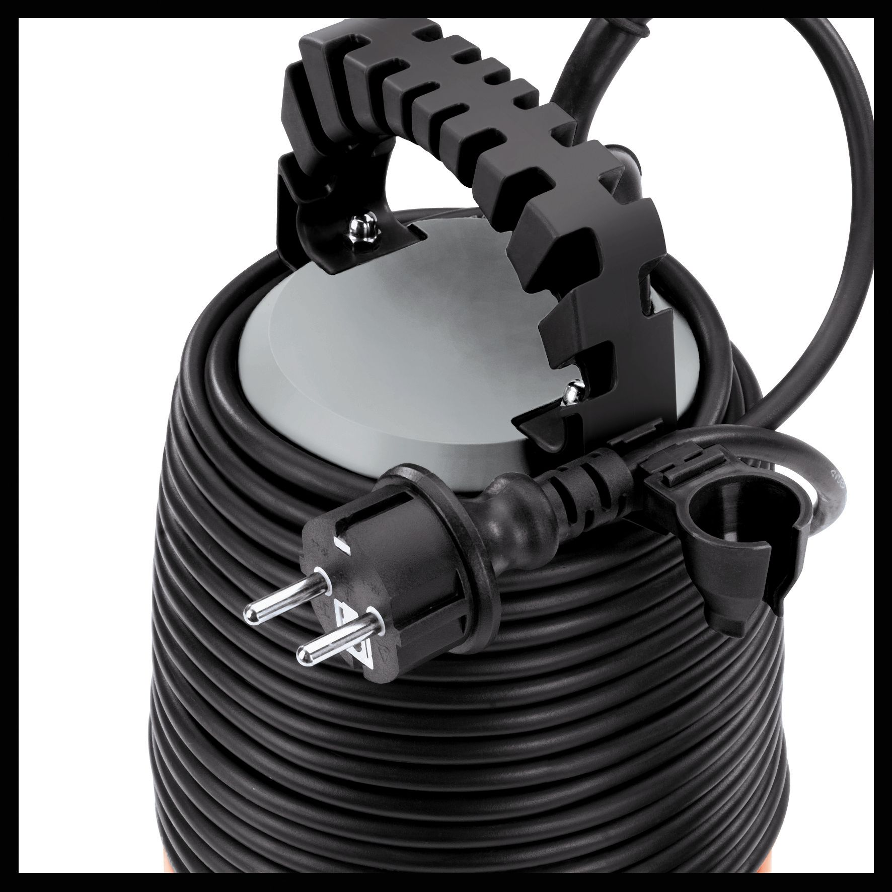 Czarny bęben na przedłużacz z czarną wtyczką i uchwytem do przenoszenia.