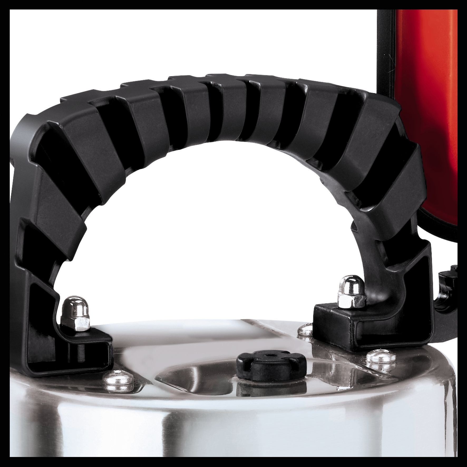 Zbliżenie czarnego uchwytu na metalowej maszynie z czarną podstawą.