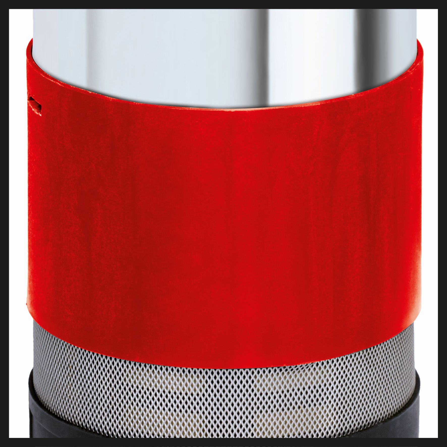 Zbliżenie czerwonej opaski wokół srebrnego, metalowego filtra.