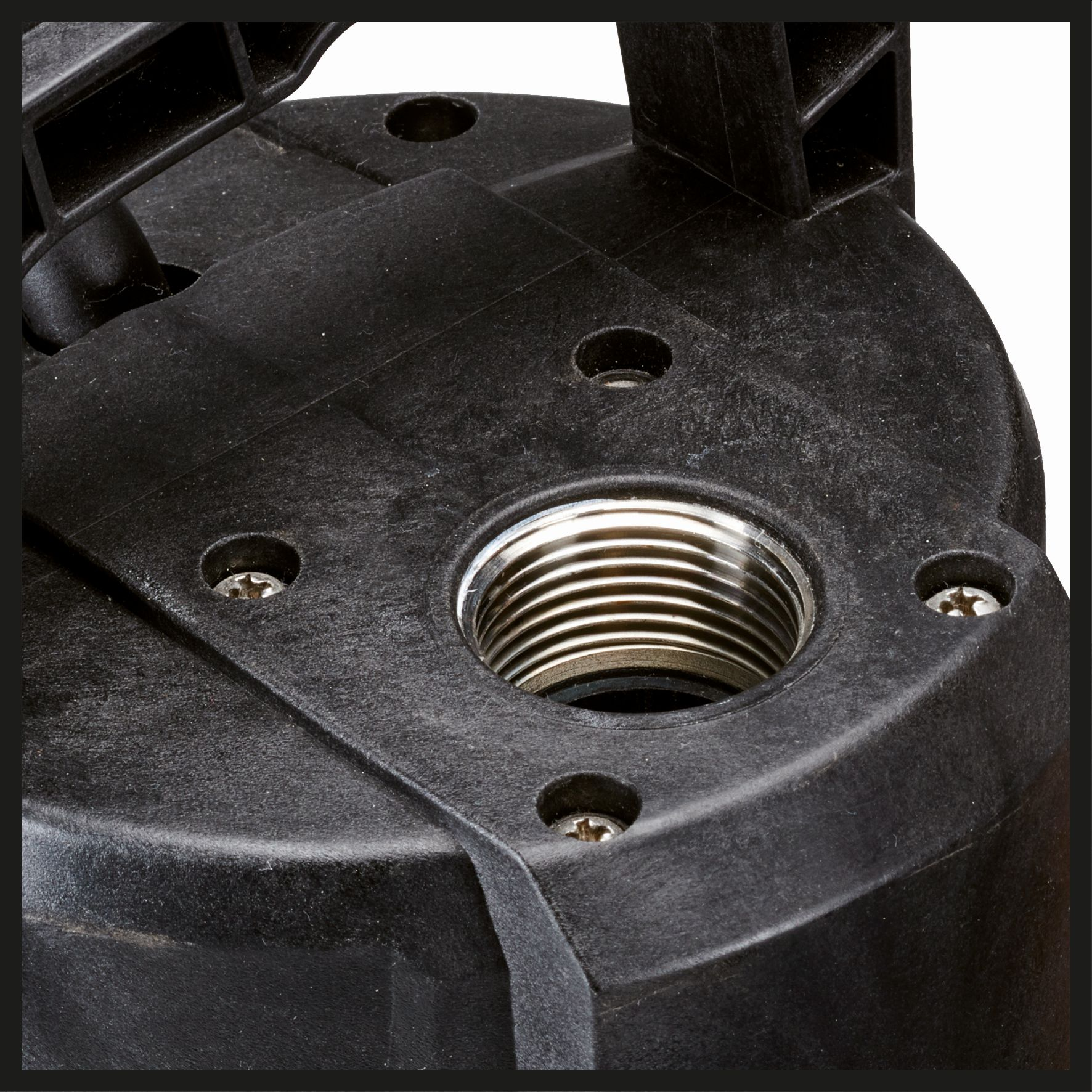 Zbliżenie czarnej plastikowej części pompy. Srebrny otwór z gwintem jest na środku.