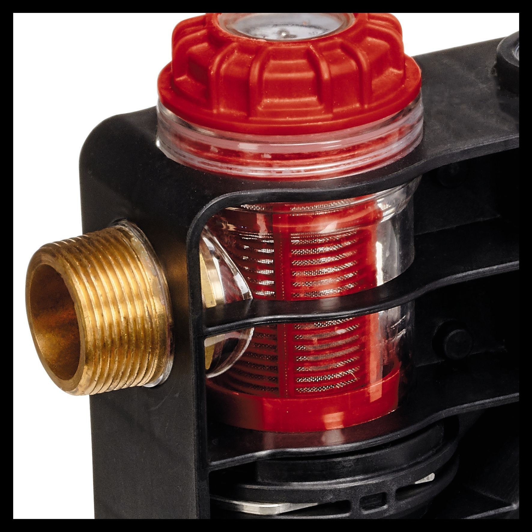 Zbliżenie czarno-czerwonej obudowy filtra. Filtr pokazuje czerwoną siatkę w przezroczystym pojemniku.