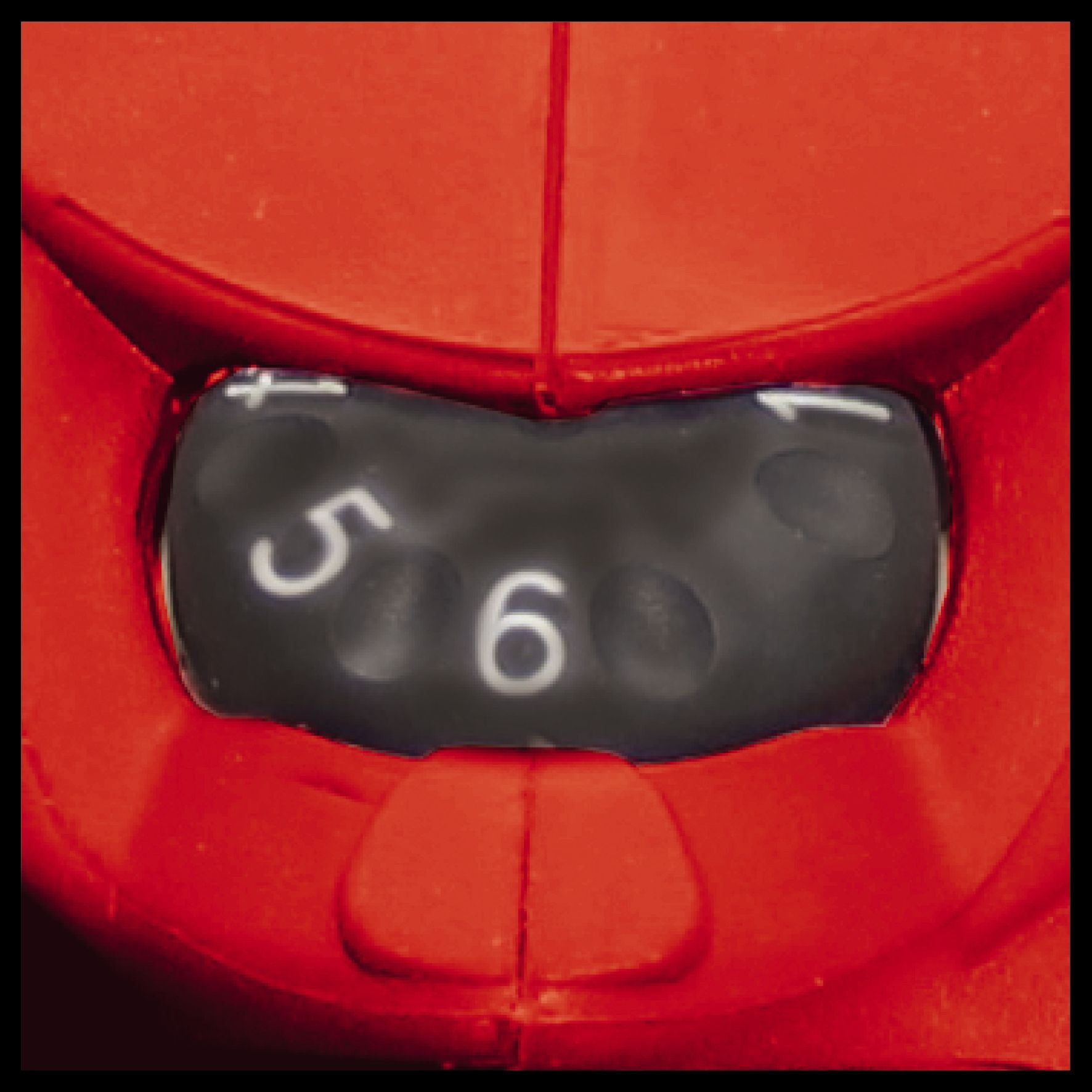 Un primo piano di un quadrante rosso con i numeri 5 e 6. Il quadrante è nero con numeri bianchi.