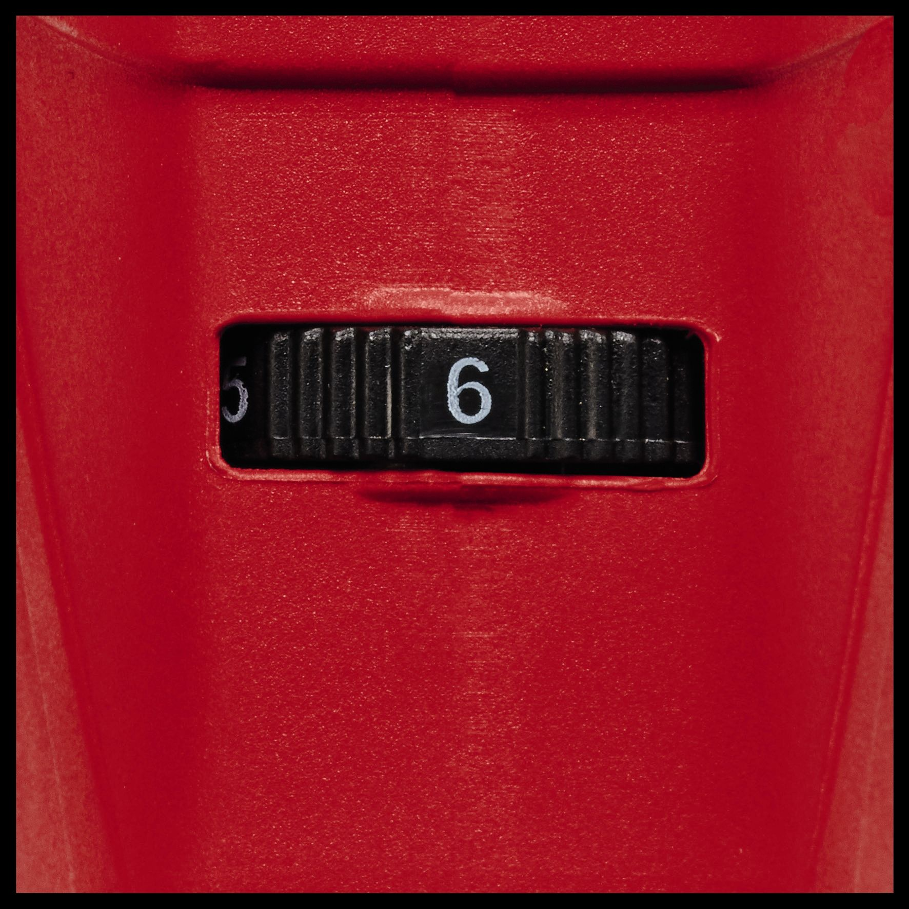 Czerwona wiertarka z czarnym pokrętłem pokazującym cyfrę 6.