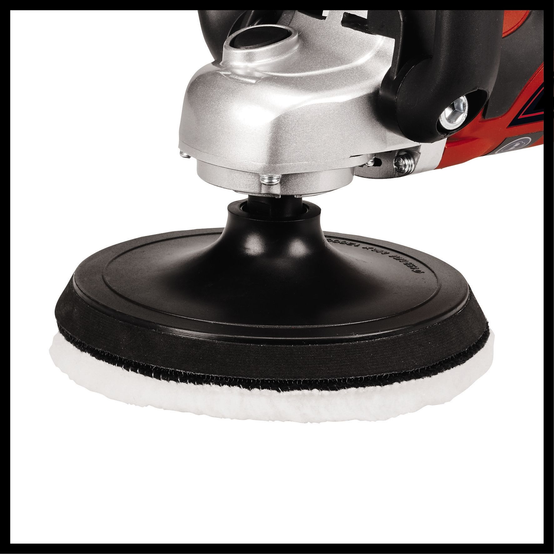 Zbliżenie czarnej i srebrnej szlifierki kątowej z białą tarczą polerską.